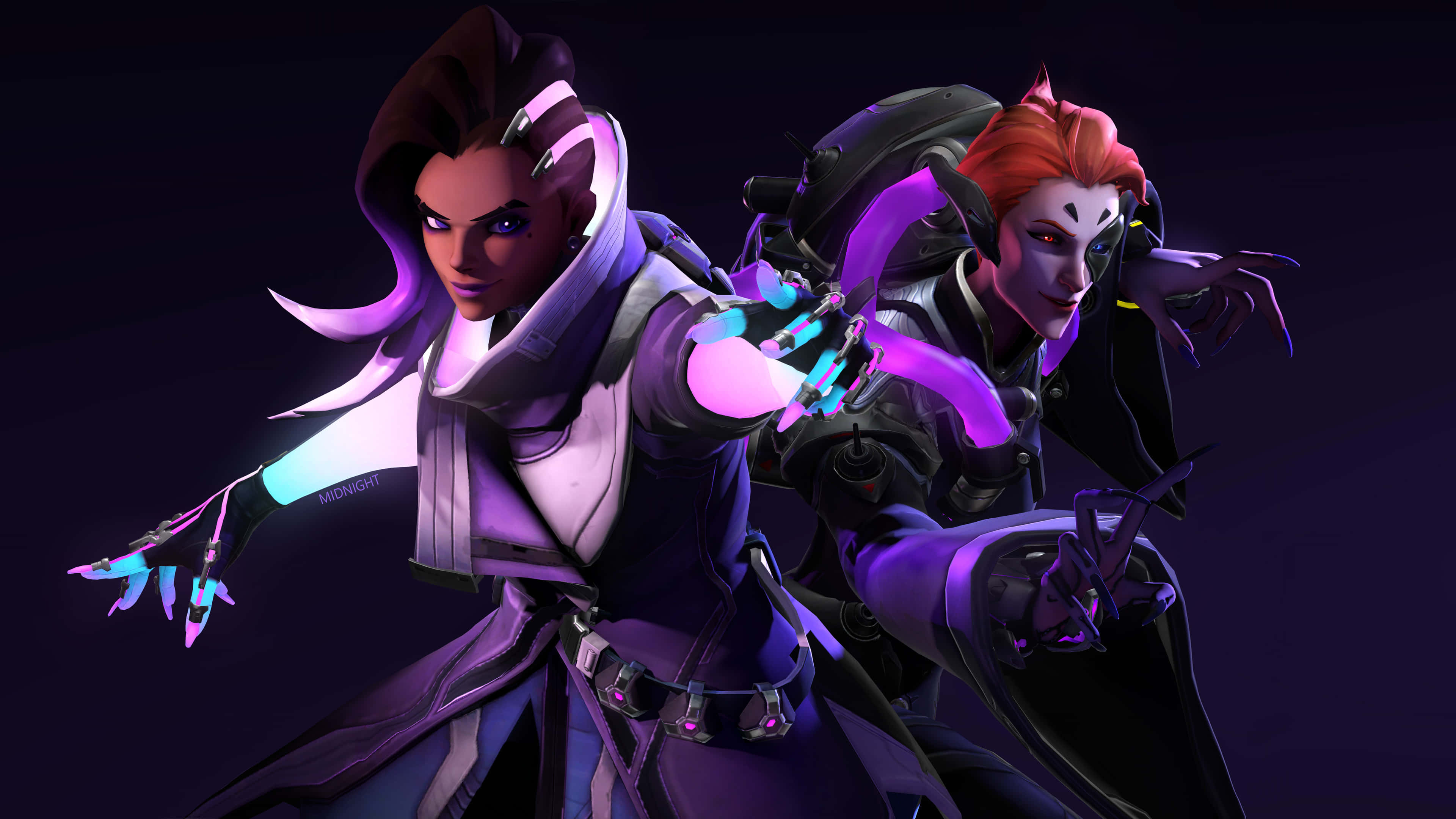 Sombra Overwatch 桌布 壁紙 — 兩個賽博龐克風格的角色，配備發光的紫色和藍色科技裝備，在黑暗背景前動態擺姿勢。