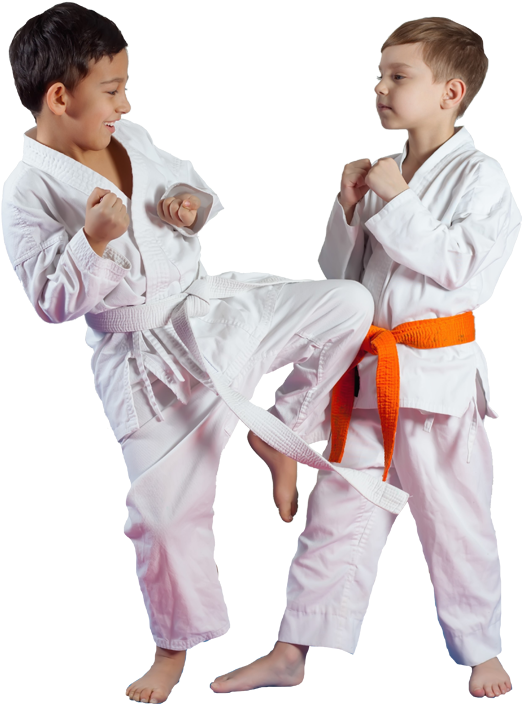 Jiu-jitsu 桌布 壁紙 — 兩個赤腳男孩身穿白色空手道服，其中一個繫著橙色腰帶，在黑色背景前練習踢腿。