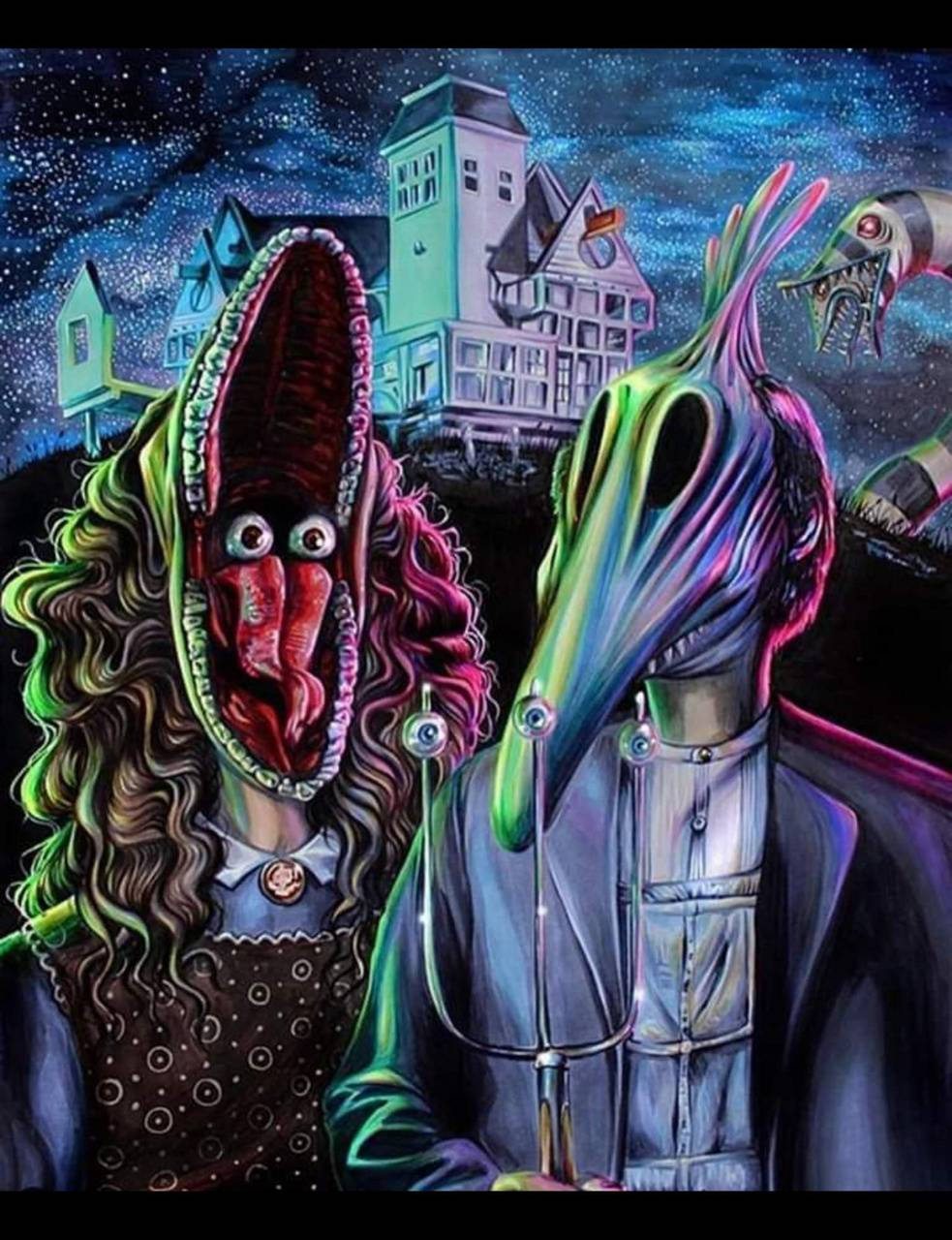 Beetlejuice 桌布 壁紙 — 兩個超現實、怪誕的人物，有著怪物般的頭顱和發光的眼睛，站在一座鬧鬼的彩色豪宅前，背景是繁星點點的夜空。