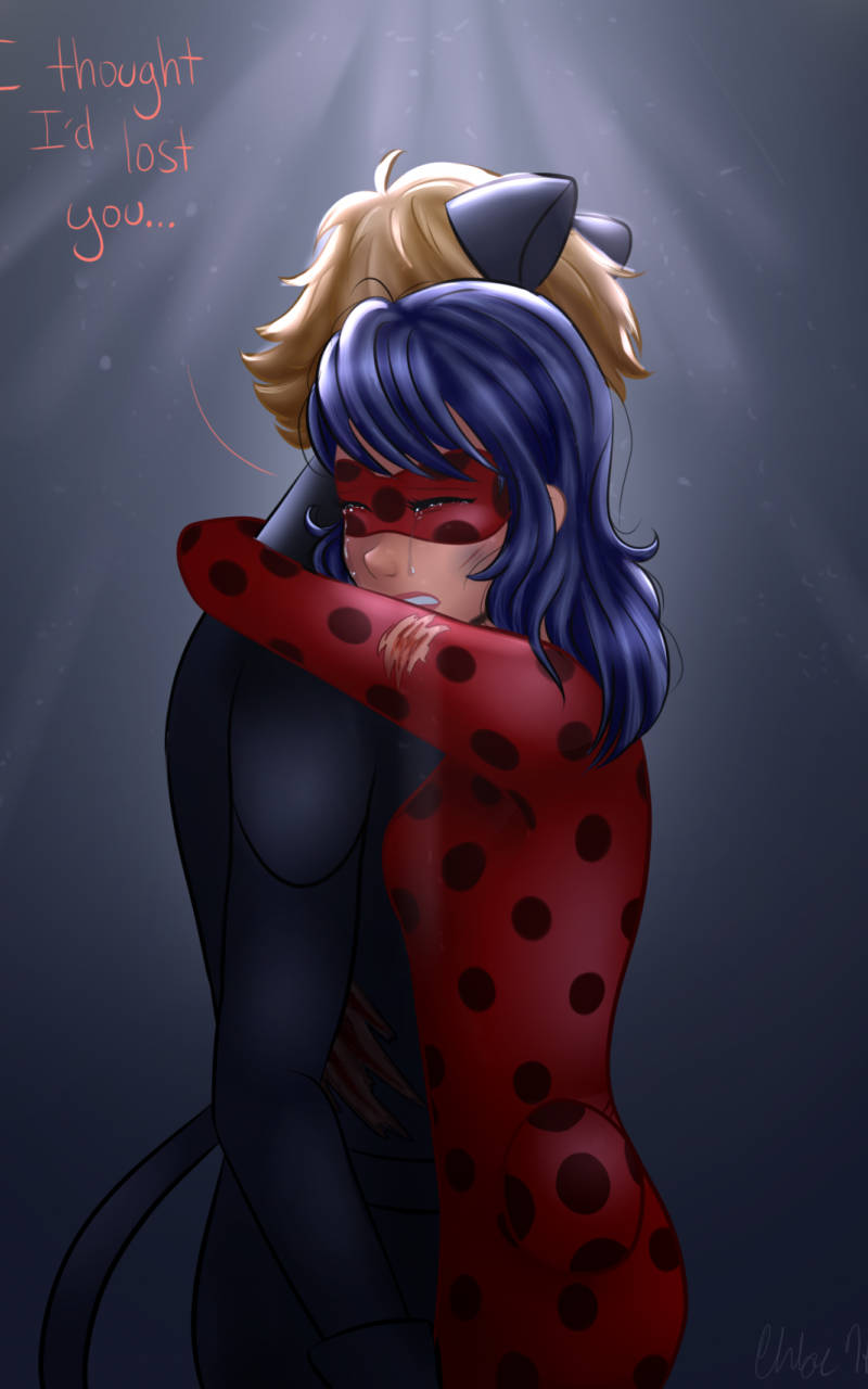 ladybug and cat noir kiss 桌布 壁紙 — 兩個超級英雄在戲劇性光束下溫柔的動漫擁抱，角落有情感文字。