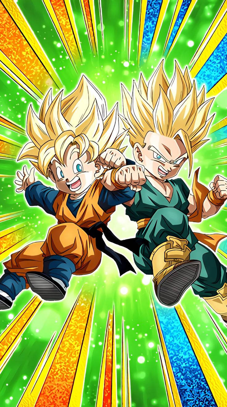 Goten 桌布 壁紙 — 兩個超級賽亞人小孩以動態姿勢向前衝刺，背景是充滿活力的綠色和金色能量爆發。