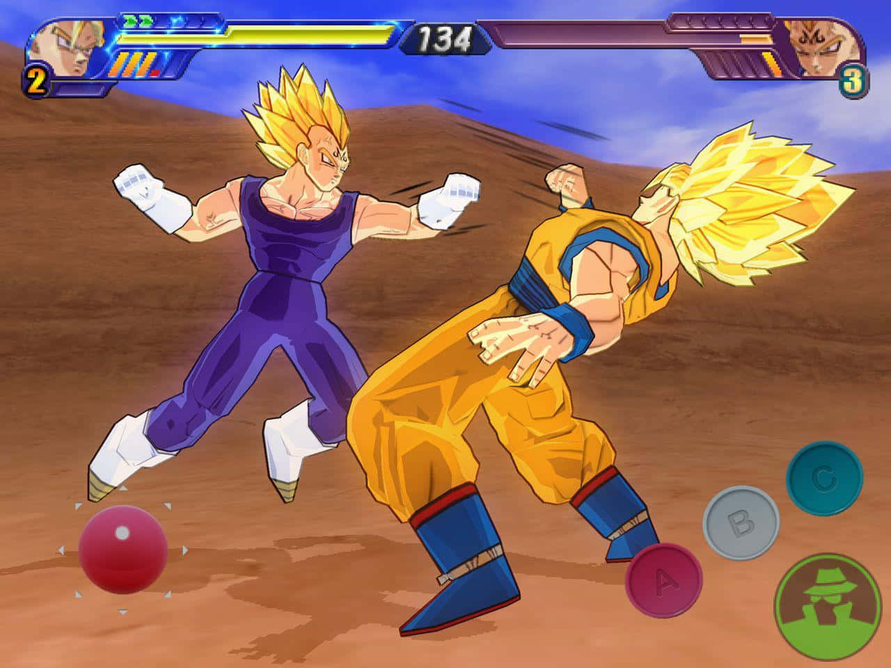Dragon Ball Z Games 桌布 壁紙 — 兩個超級賽亞人戰士在藍天下的沙漠競技場中碰撞，遊戲UI元素可見。