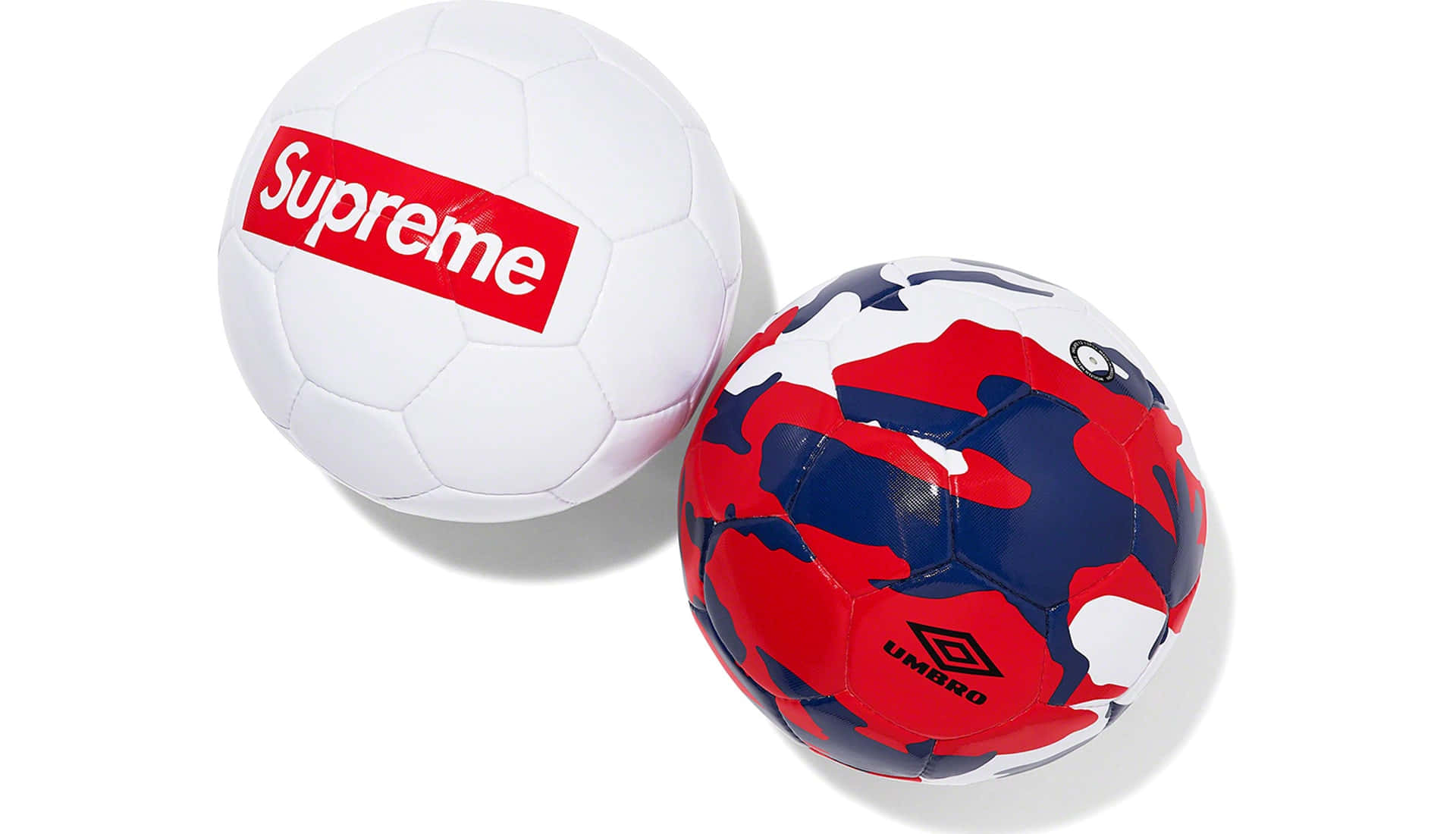 supreme 桌布 壁紙 — 兩個足球，一個白色帶紅色Supreme標誌，另一個紅藍白迷彩圖案，兩者都在白色背景上。
