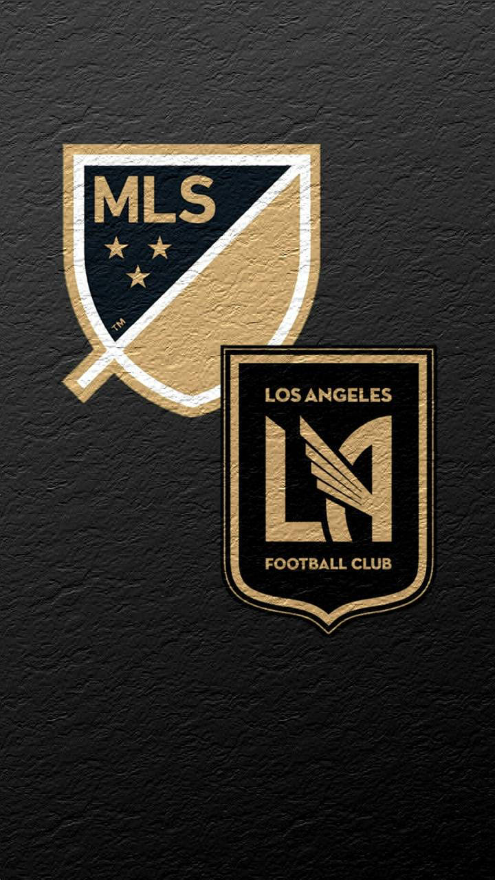 運動 桌布 壁紙 — 兩個足球隊標誌 MLS 和 Los Angeles FC 顯示在帶有金色和白色點綴的紋理黑色背景上。