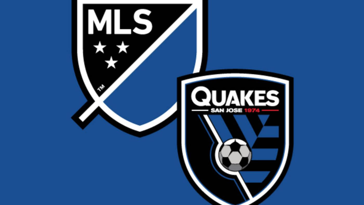 足球 桌布 壁紙 — 兩個足球隊標誌 MLS 和 Quakes 並排顯示在純藍色背景上。