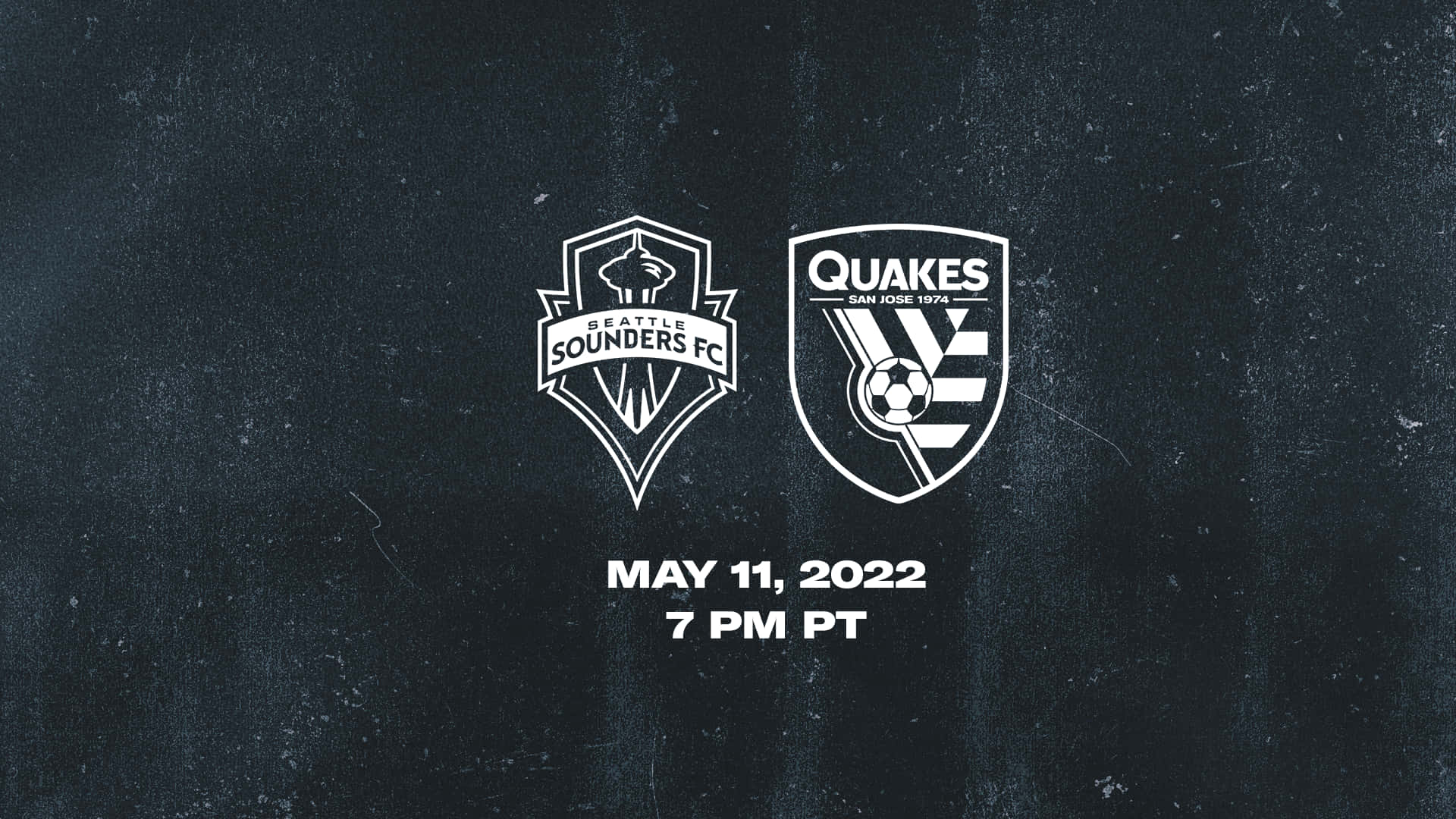 標誌 桌布 壁紙 — 兩個足球隊標誌 Seattle Sounders FC 和 San Jose Earthquakes 以白色顯示在深色紋理背景上，並附有活動日期和時間。