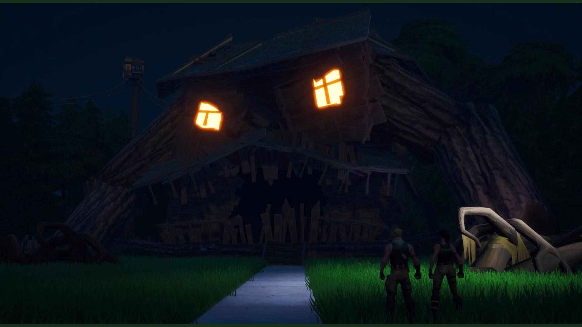 Monster House 桌布 壁紙 — 兩個身影在夜晚站在一個陰森的樹屋前，發光的窗戶在草地上投下詭異的光芒。