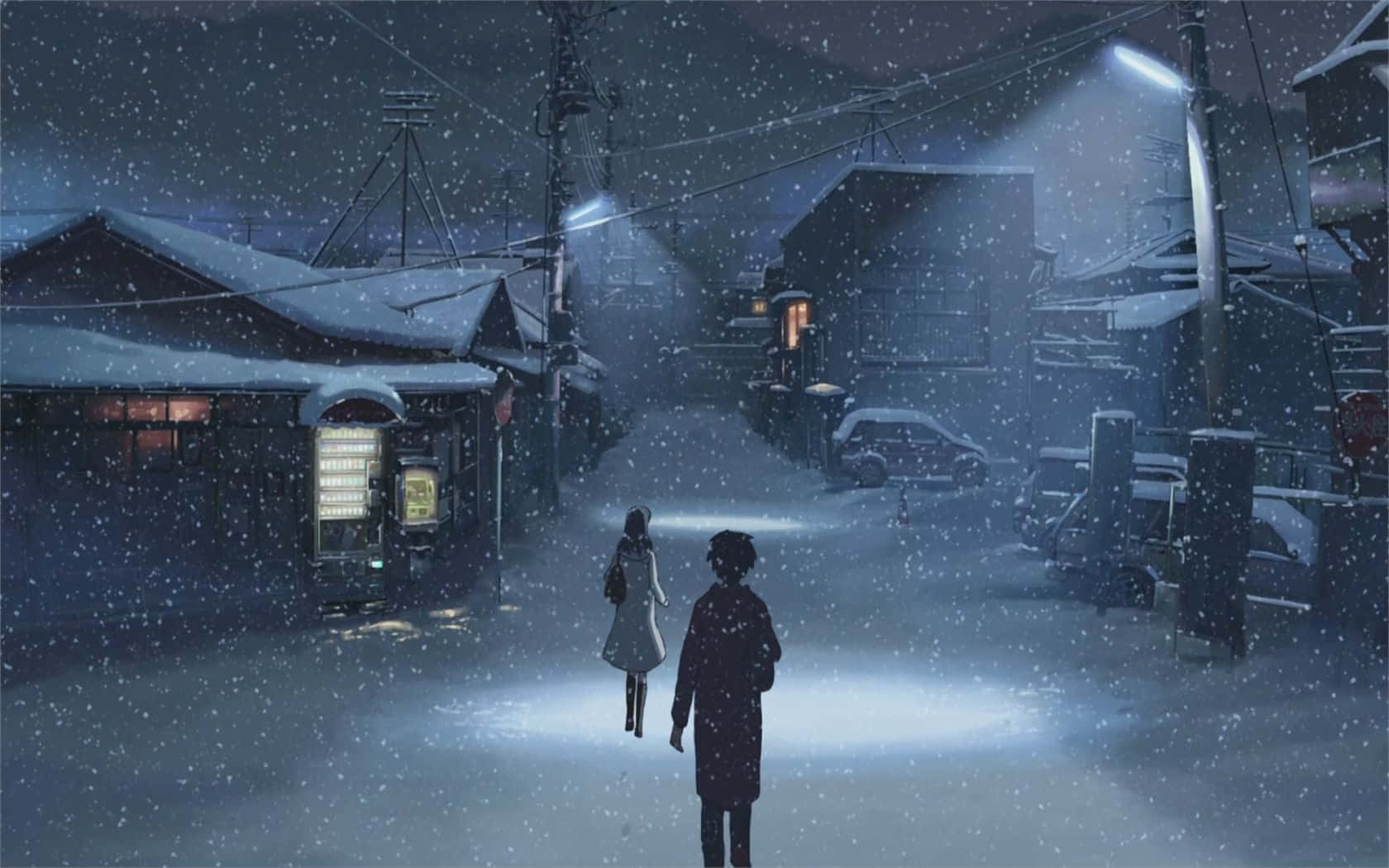 秒速5公分 桌布 壁紙 — 兩個身影在夜晚走過積雪的日本街道，路燈下雪花飄落，商店招牌閃爍。