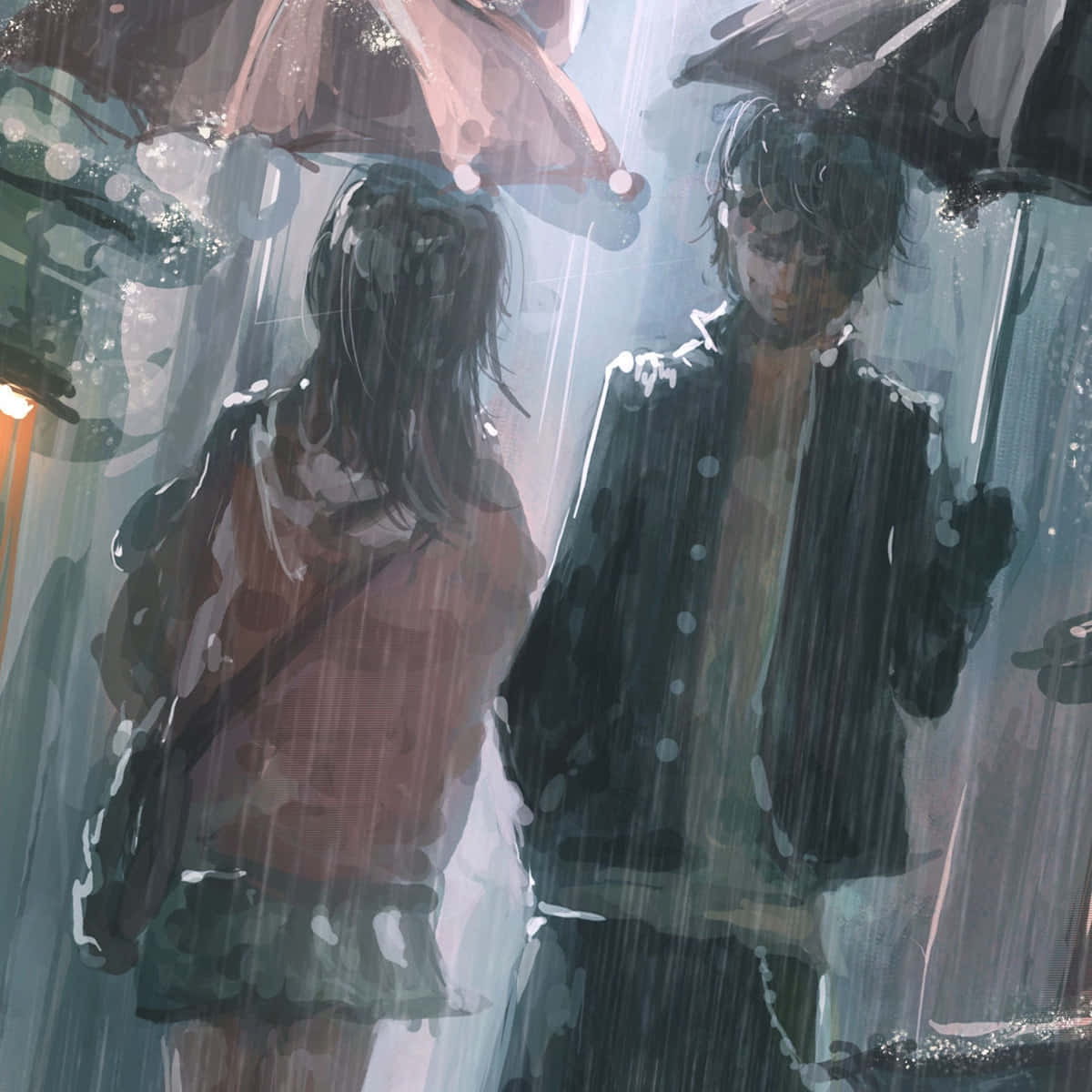 桌布 壁紙 — 兩個身影在滂沱大雨中撐著傘，他們的輪廓被水滴和柔和光線模糊了。