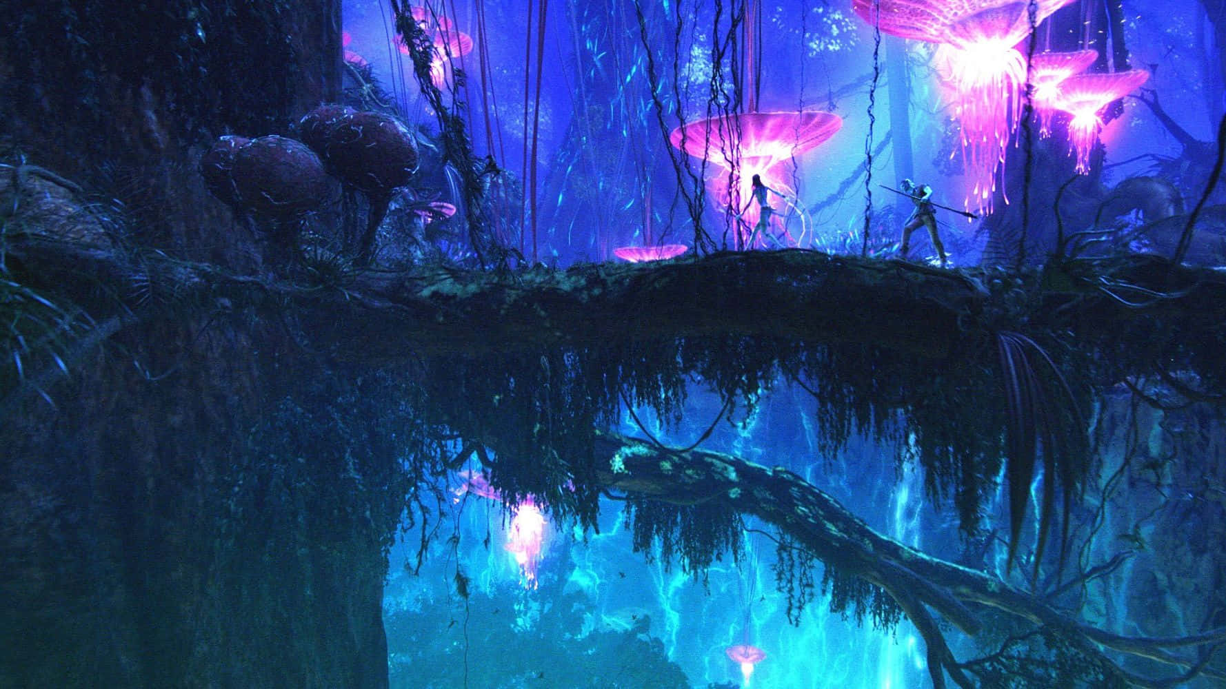 Avatar Pandora 桌布 壁紙 — 兩個身影在神秘的藍色森林中，走在長滿苔蘚的樹枝上，下方是發光的粉紅色真菌。