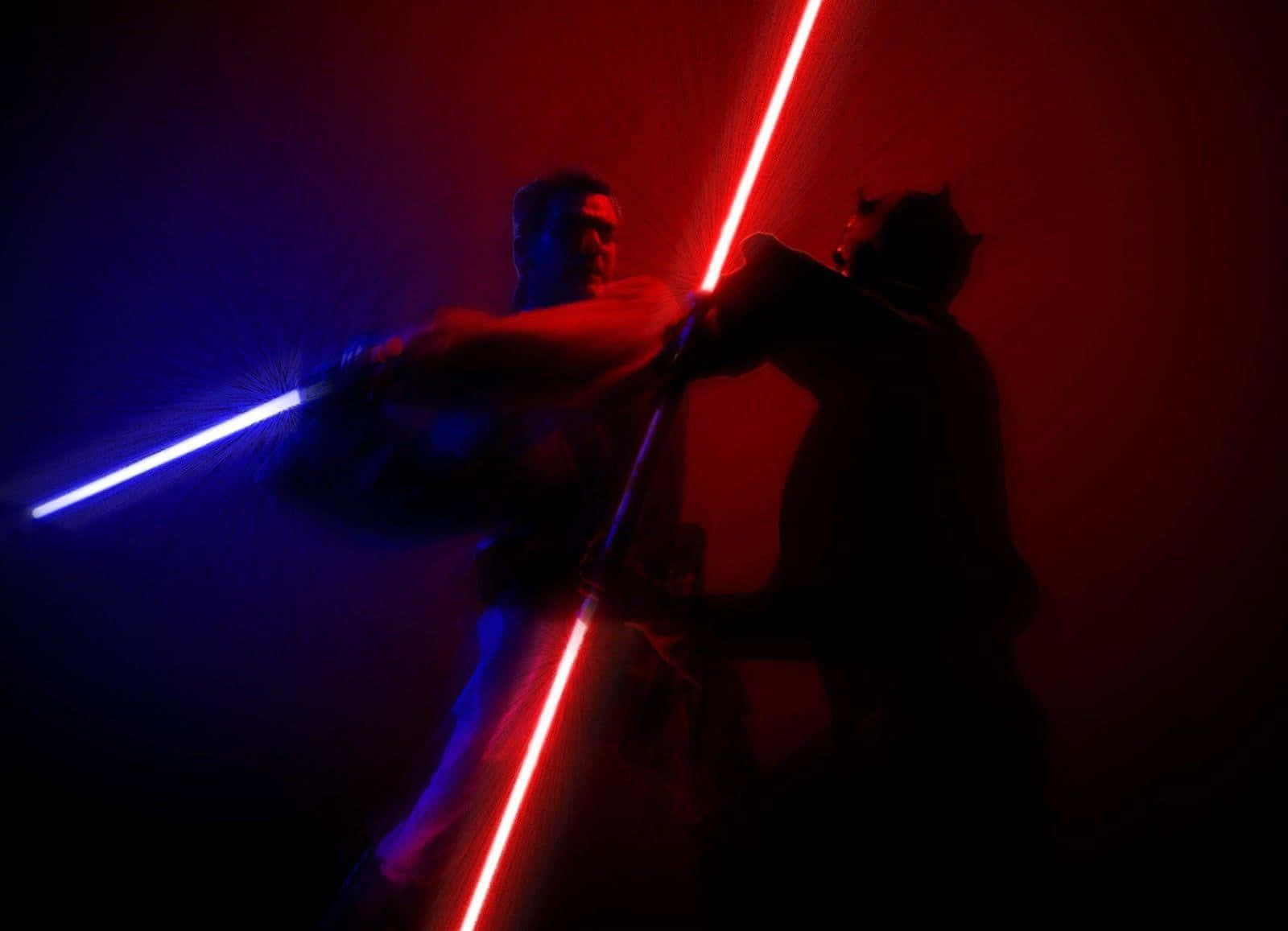 Lightsaber Duels 桌布 壁紙 — 兩個身影在黑暗的競技場中交鋒，揮舞著發出藍光和紅光的光劍，投射出戲劇性的陰影。