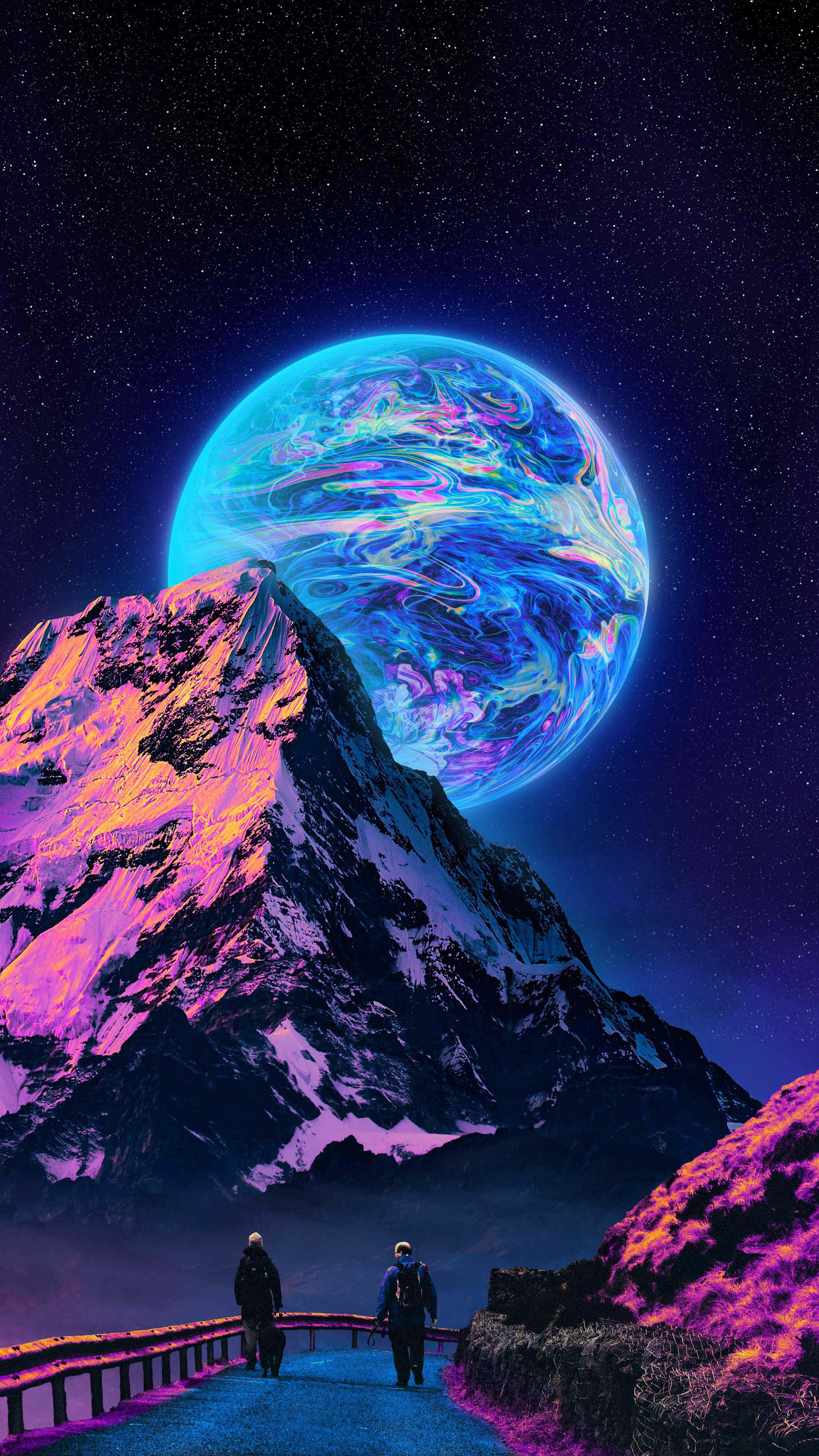 Vibrant 桌布 壁紙 — 兩個身影沿著一條發光的小徑行走，在一個巨大的旋轉藍色星球之下，該星球籠罩著一座積雪的山峰，背景是星空。