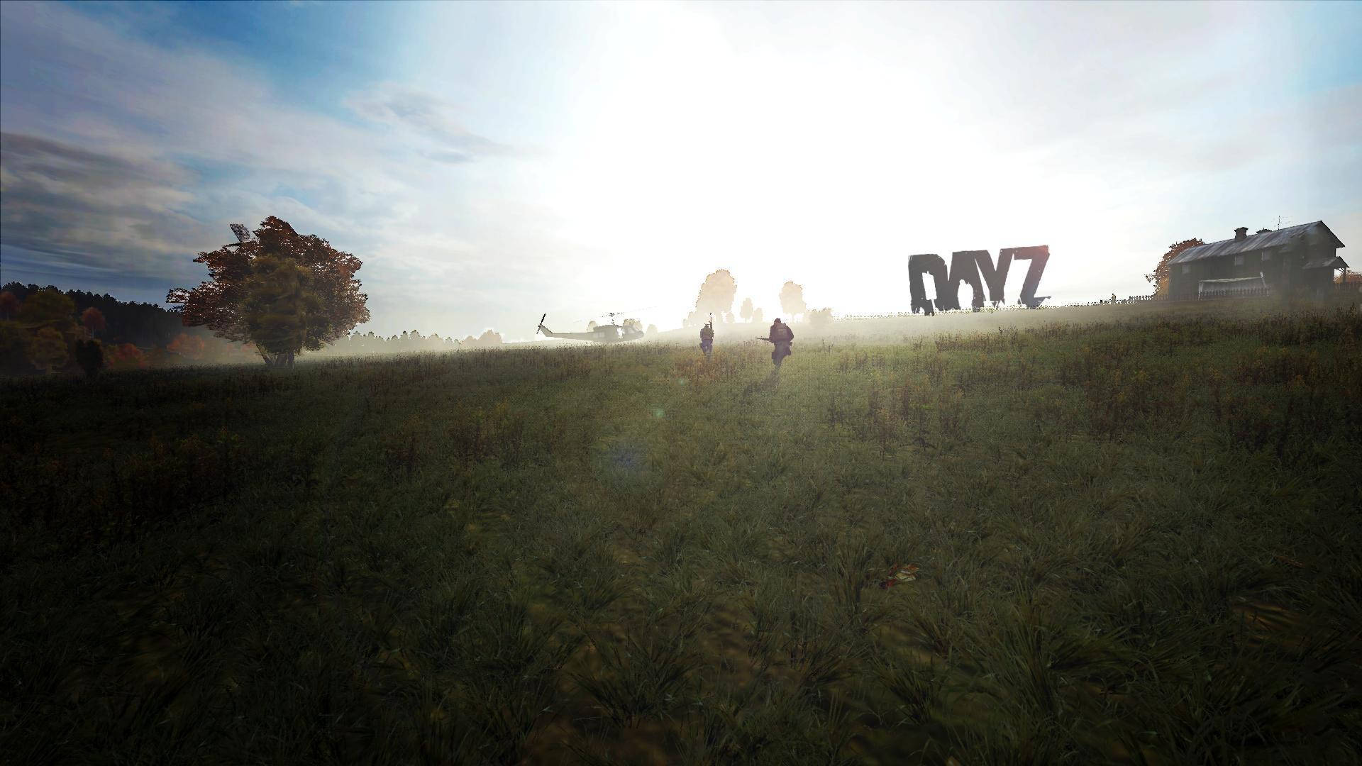 Dayz Desktop 桌布 壁紙 — 兩個身影穿過霧氣瀰漫的田野，走向一架直升機和一個巨大的「DAYZ」標誌，頭頂是明亮的太陽。