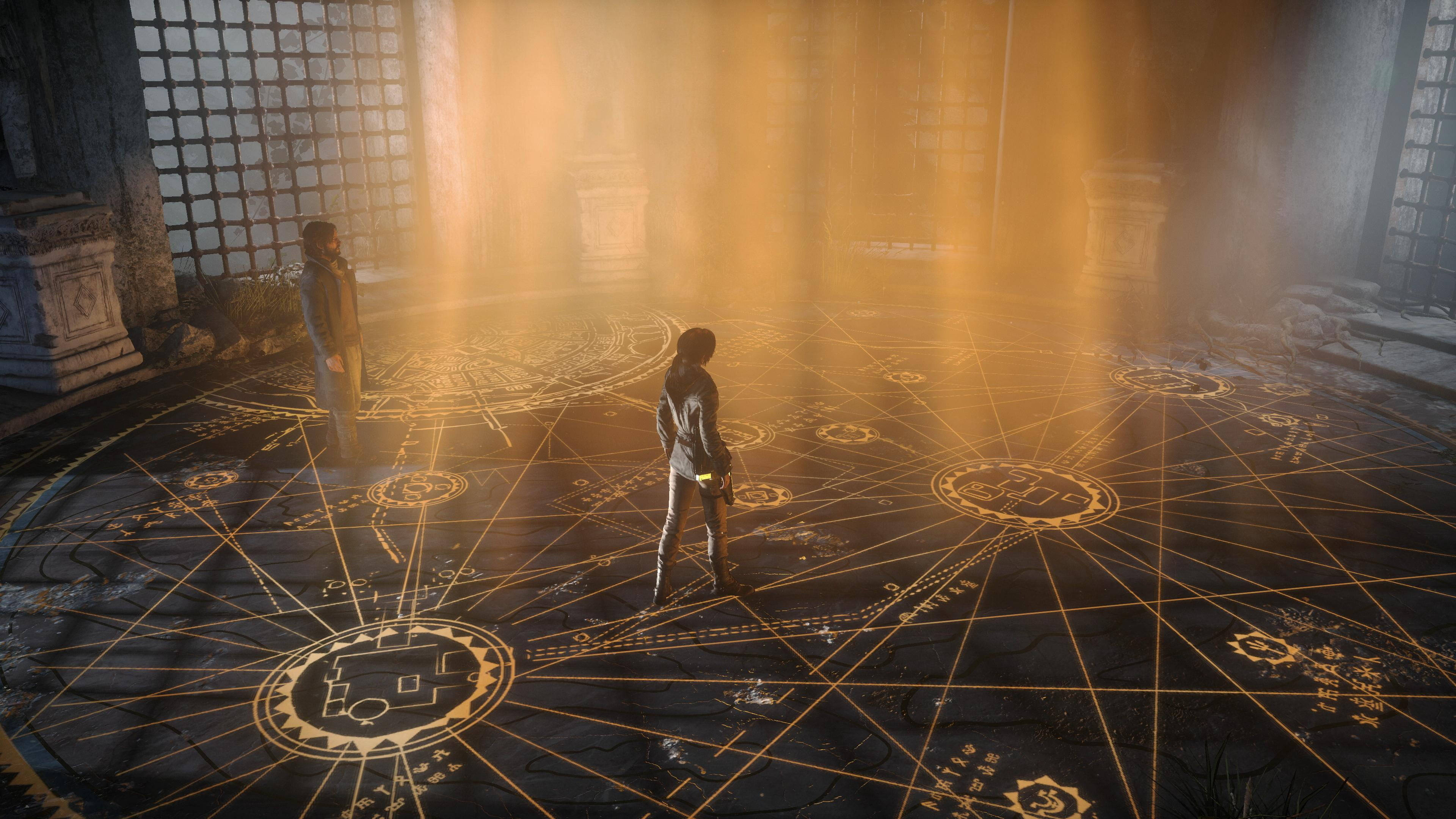 Rise Of The Tomb Raider 桌布 壁紙 — 兩個身影站在佈滿灰塵的古老房間中，金色光束照亮了地板上複雜的發光符號。