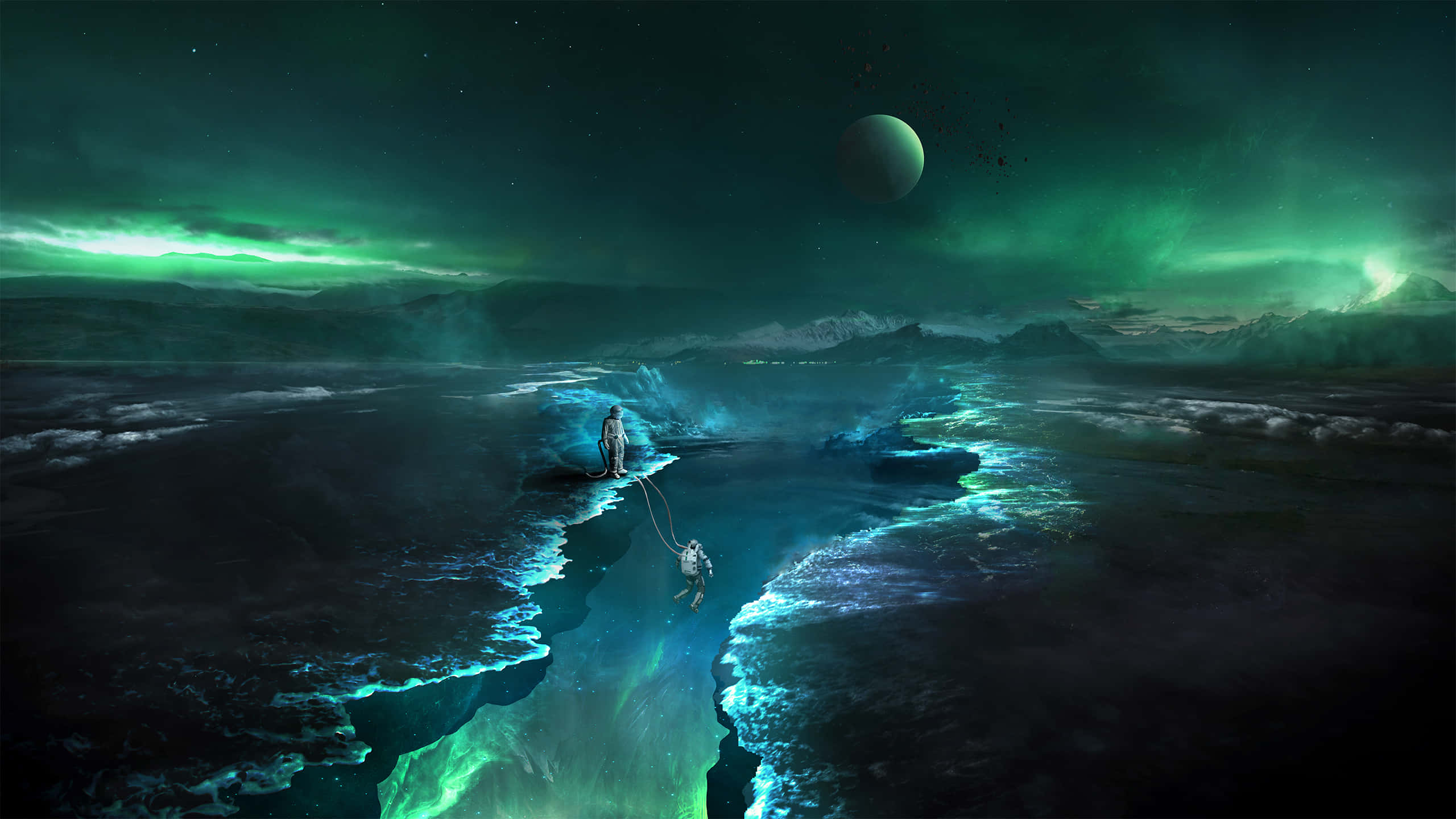 Fantasy Space 桌布 壁紙 — 兩個身影站在發光的外星海岸上，上方有綠色極光和漂浮的月亮。