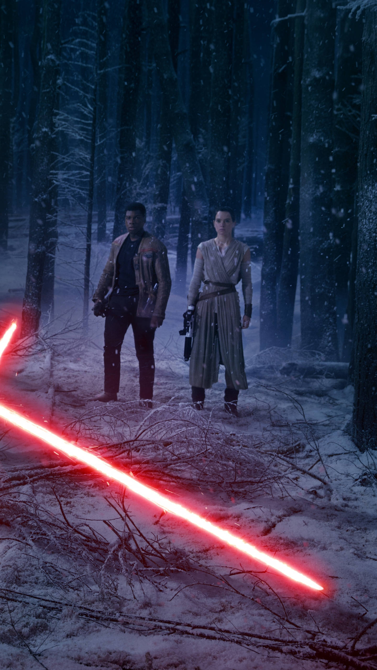 star wars iPhone 6 plus 桌布 壁紙 — 兩個身影站在白雪覆蓋的森林中，一把紅色光劍在雪地上發光。