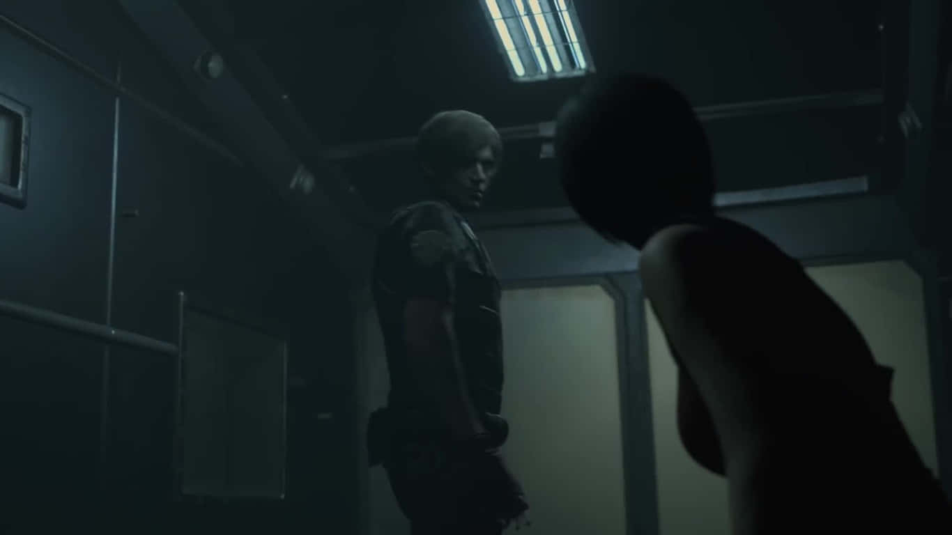 1366x768 Resident Evil 2 桌布 壁紙 — 兩個身影站在螢光燈下昏暗的工業走廊中，緊張的寂靜瀰漫在空氣中。