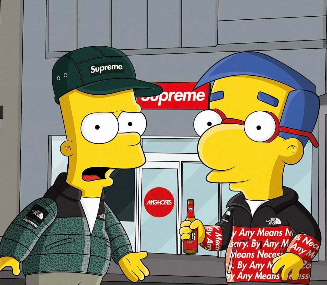 霸子·辛普森 桌布 壁紙 — 兩個身穿 Supreme 和 The North Face 裝備的辛普森角色站在 Supreme 商店外，其中一個手持啤酒瓶。