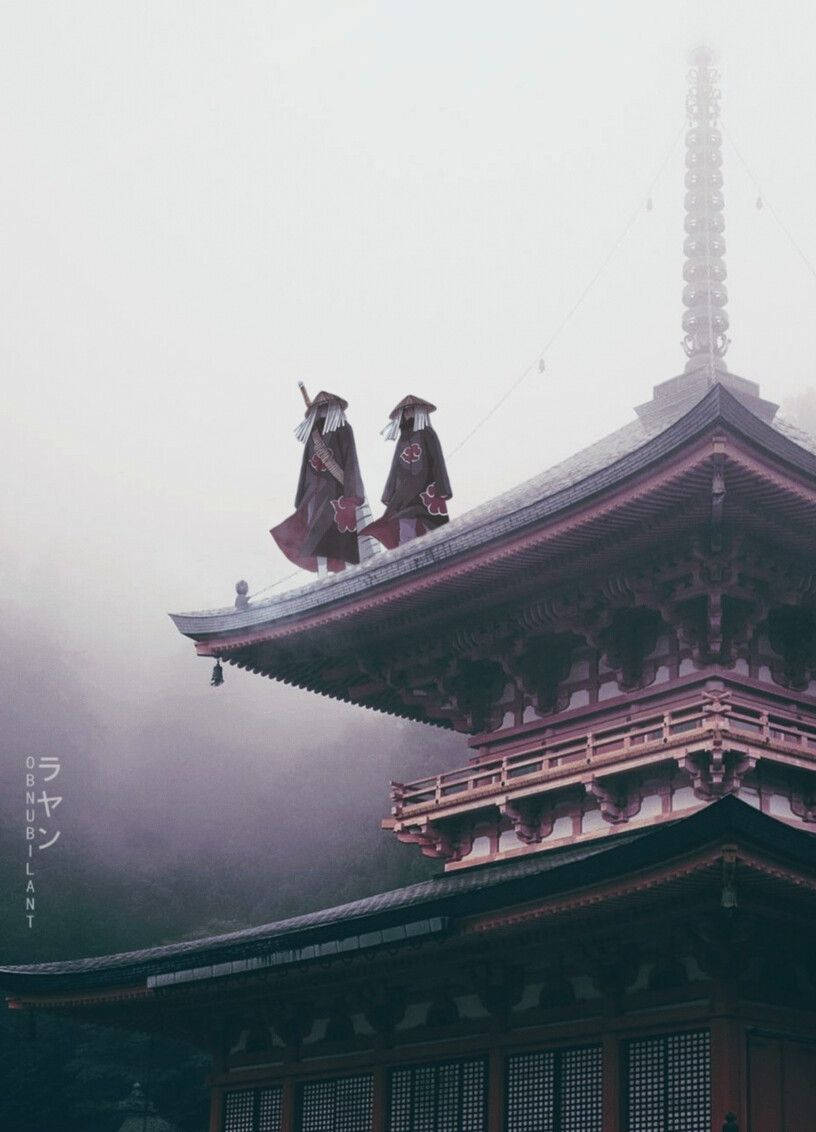 Rooftop 桌布 壁紙 — 兩個身穿傳統長袍的人物站在霧氣瀰漫的日本寺廟屋頂上，高高的尖頂刺破霧濛濛的天空。