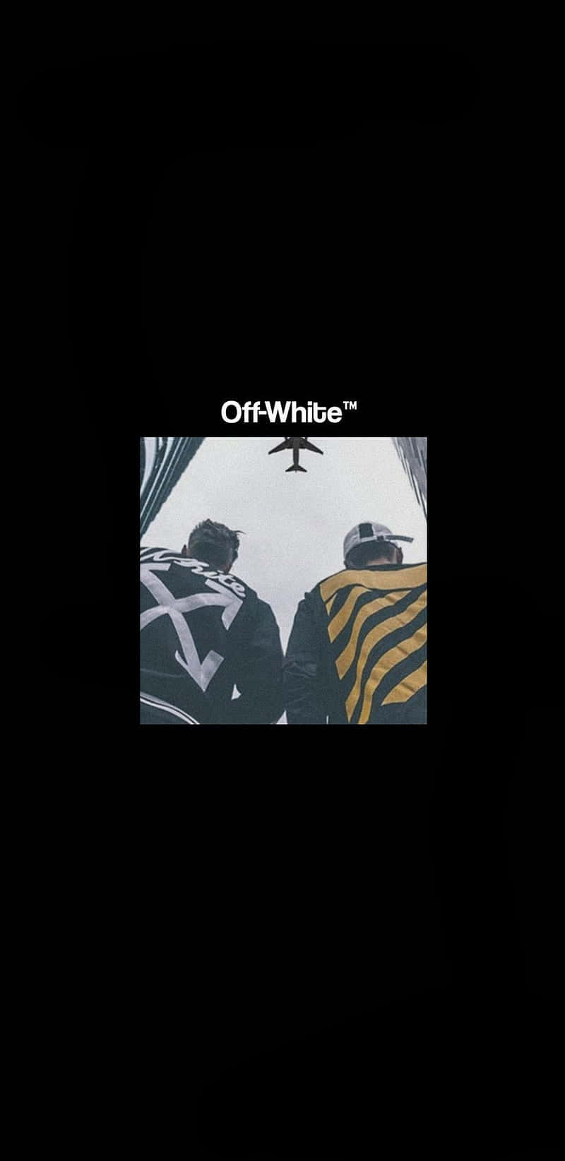 Off White iPhone 桌布 壁紙 — 兩個身穿品牌外套的人物背對背站立，仰望蒼白天空中一架小型飛機飛過頭頂。