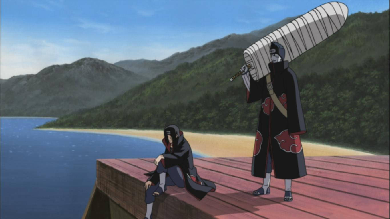 Itachi And Kisame 桌布 壁紙 — 兩個身穿帶有紅色雲紋黑色斗篷的動漫角色站在木碼頭上，俯瞰著晴朗天空下被綠色山脈環繞的寧靜藍色湖泊。