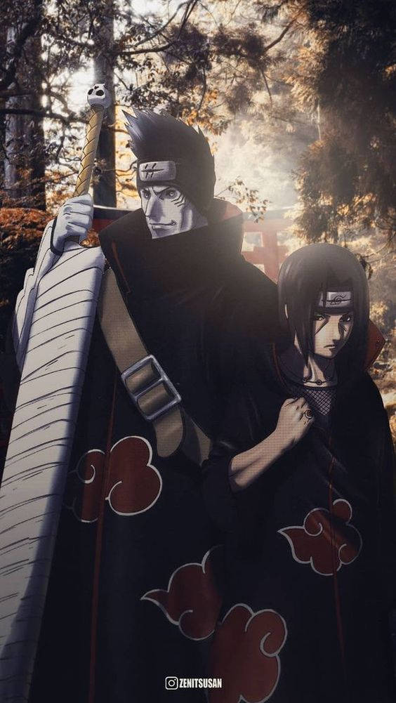 Itachi And Kisame 桌布 壁紙 — 兩個身穿帶有紅雲的黑色斗篷的動漫角色站在陽光明媚的森林中，其中一個手持一把大劍。