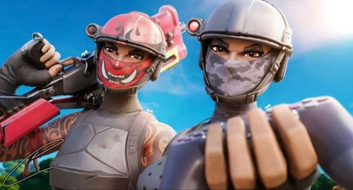 Sunny Day 桌布 壁紙 — 兩個身穿戰鬥裝備的 Fortnite 角色在明亮的藍天下手持武器擺姿勢。