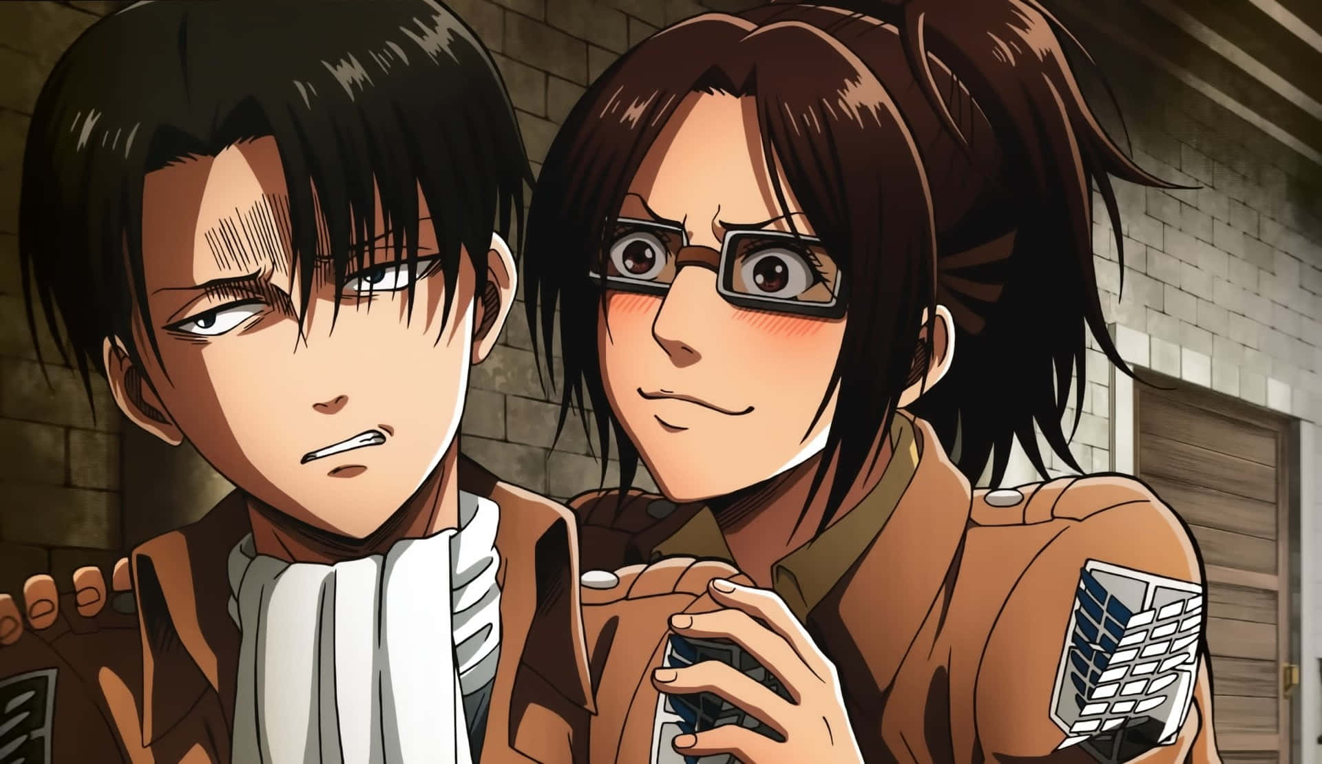 Attack On Titan Season 1 桌布 壁紙 — 兩個身穿棕色制服、帶有裝備補丁的動漫角色在磚牆走廊中緊密站立。