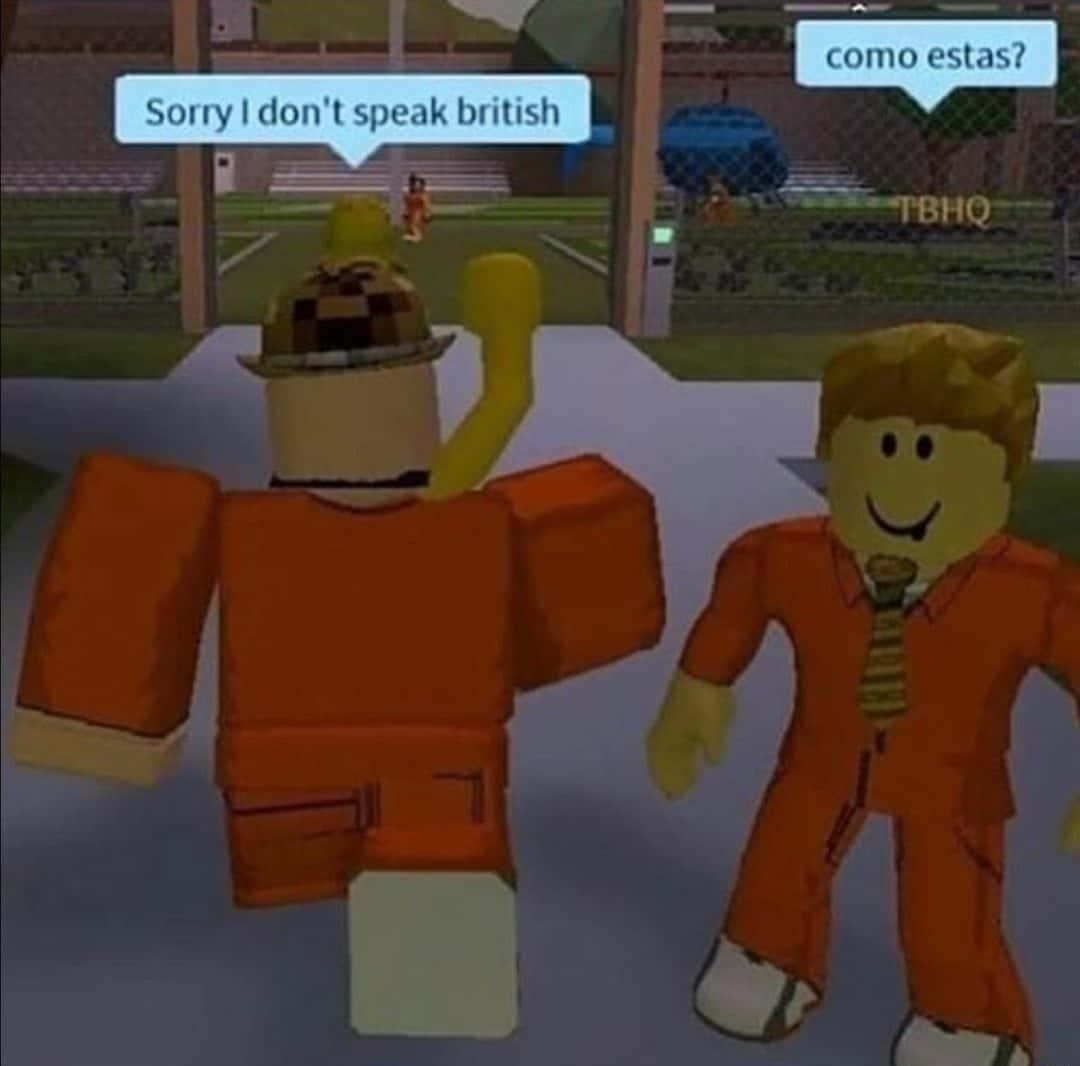 meme 桌布 壁紙 — 兩個身穿橙色服裝的Roblox角色站在遊戲世界中，一個說sorry i don't speak british，另一個問como estas