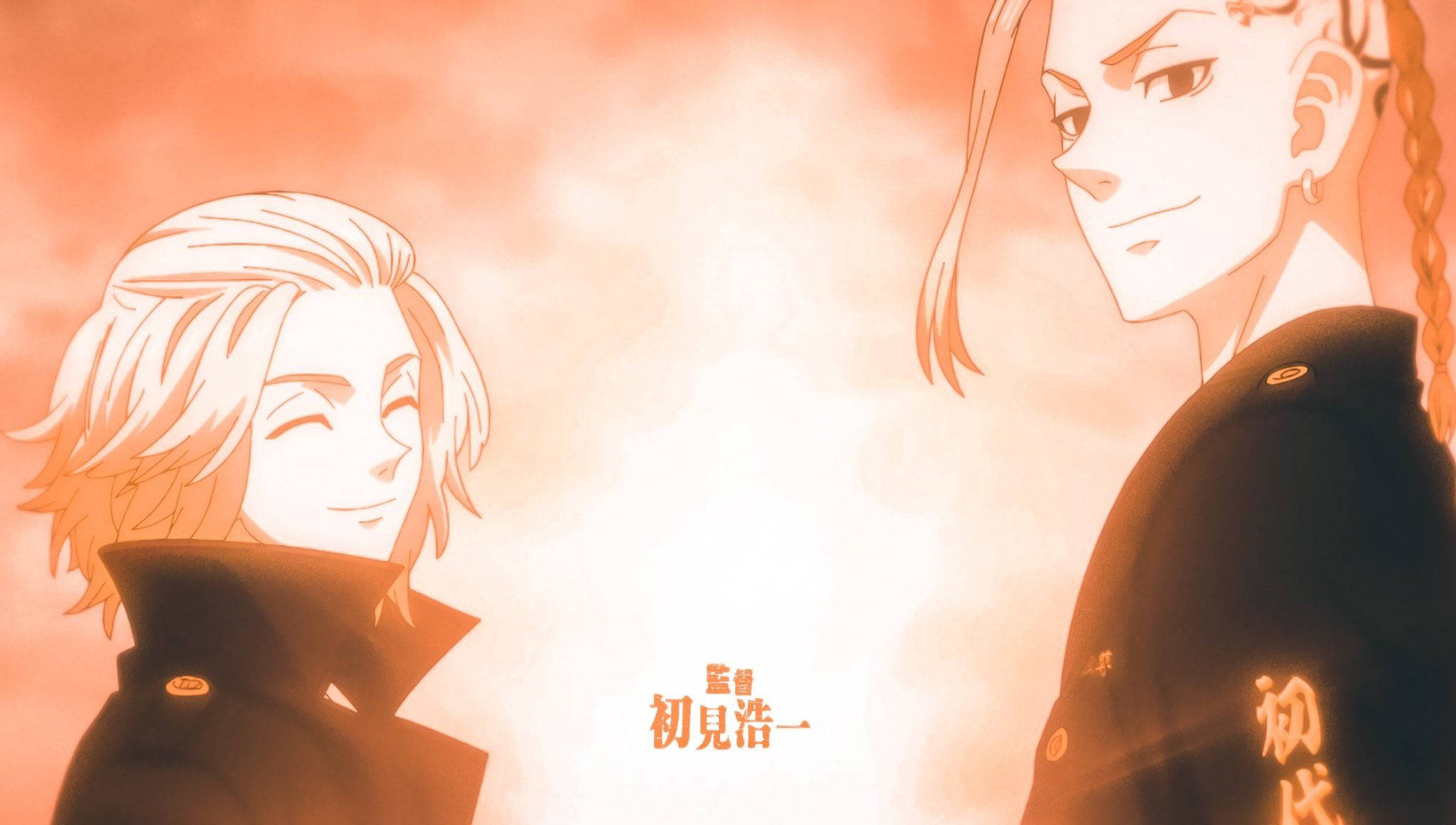 Manjiro 桌布 壁紙 — 兩個身穿深色制服的動漫角色站在發光的橙色天空前，有柔和光線和日文文字。