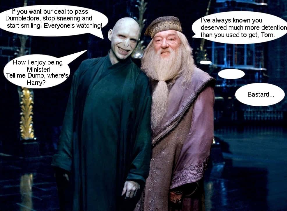 Funny Harry Potter 桌布 壁紙 — 兩個身穿深色長袍的巫師在昏暗的房間裡面對面站著，對話氣泡顯示緊張的對話。