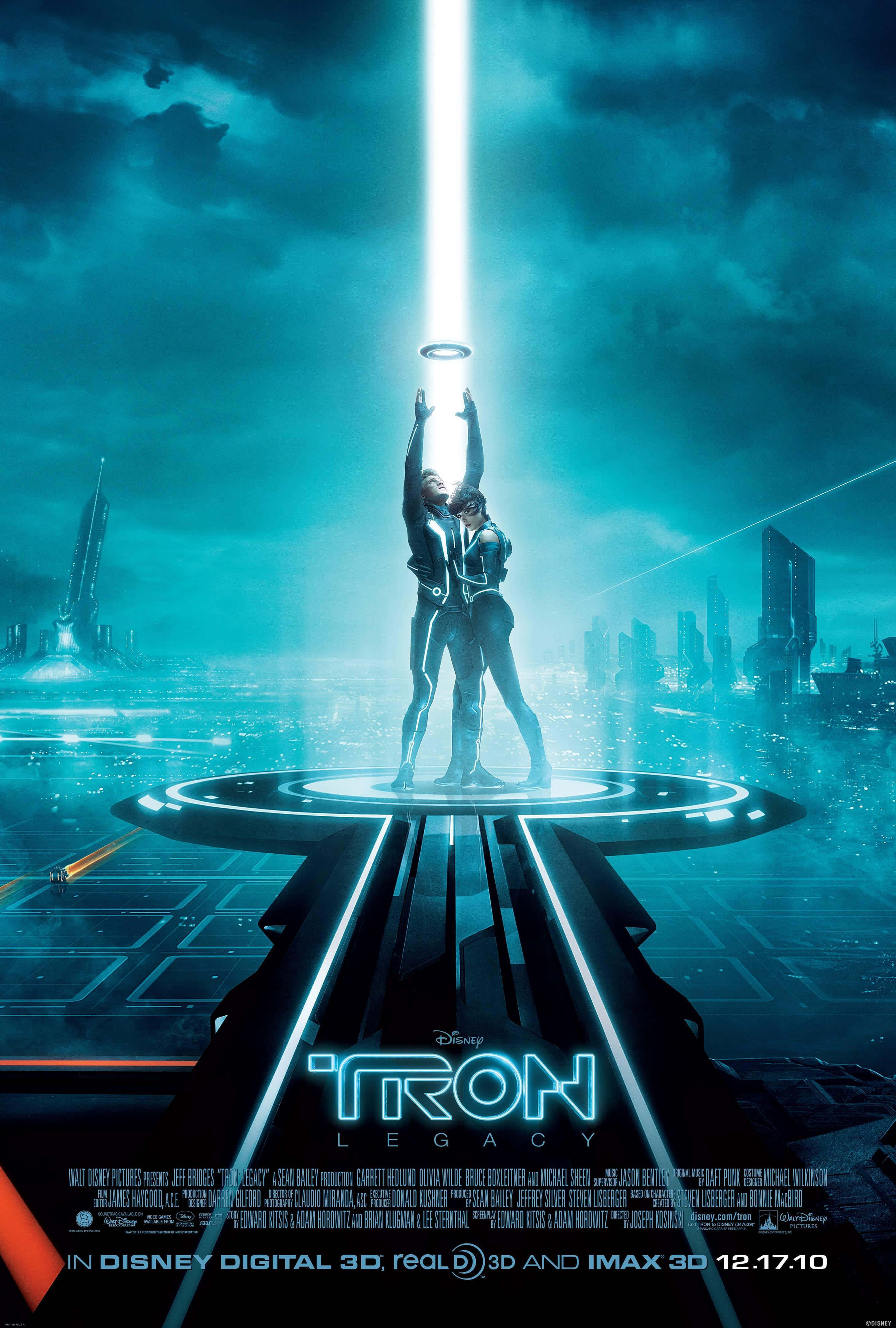Movie Poster 桌布 壁紙 — 兩個身穿發光套裝的人物站在圓形平台上向上伸手，一道光束從未來城市上空的暴風雨數位天空降下。