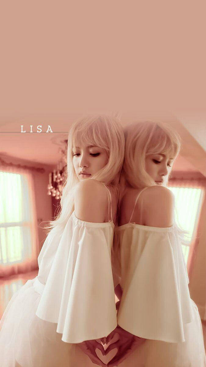 lisa 桌布 壁紙 — 兩個身穿白色露肩裙的鏡像人物在柔和的粉紅色房間中背對背站立，下方握著心形的手。