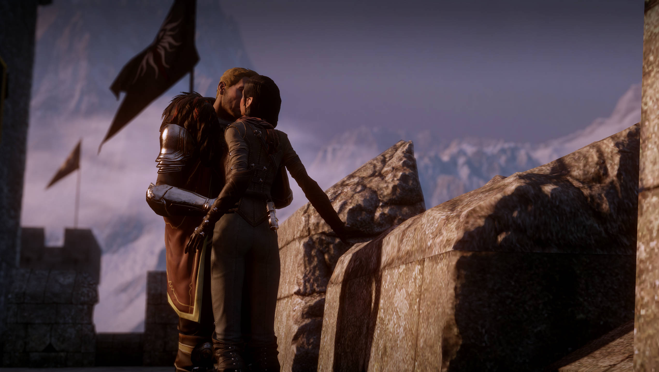 Dragon Age 桌布 壁紙 — 兩個身穿盔甲的人物在城堡的城垛上擁抱，俯瞰黃昏時分積雪的山峰。