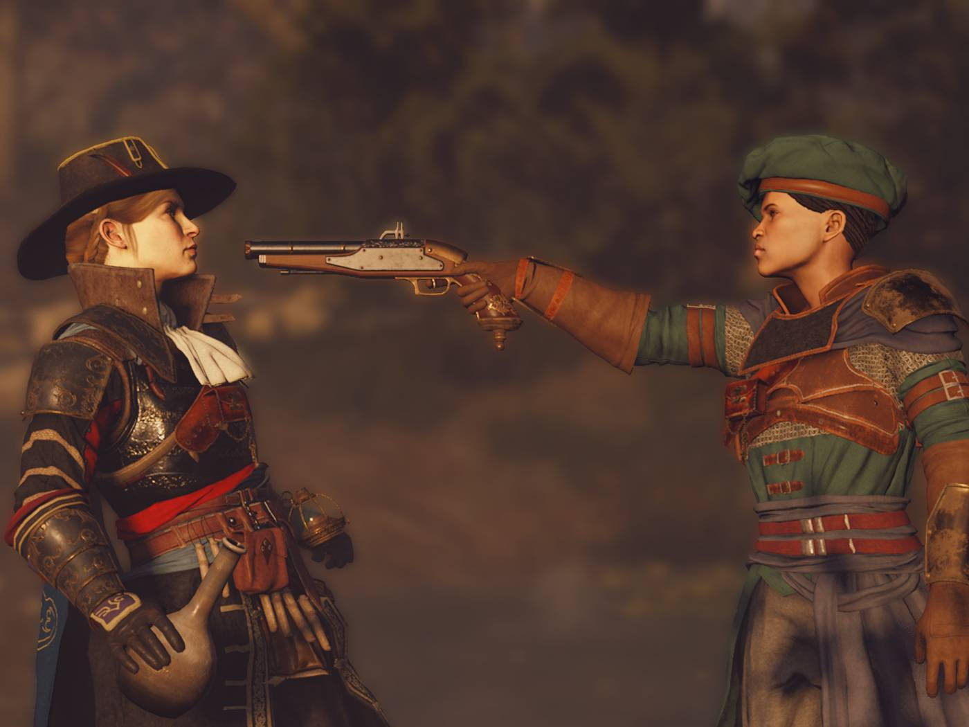 Greedfall 桌布 壁紙 — 兩個身穿盔甲的人物在緊張的對峙中，手槍指著對方的胸口，背景是朦朧的森林。