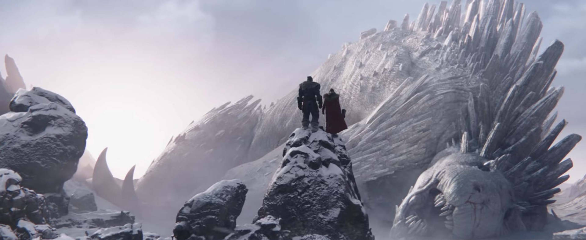 兩名戰士在白雪覆蓋的山地景觀中俯瞰著一條巨大的冰凍龍。 — 雷神索爾：愛與雷霆 壁紙