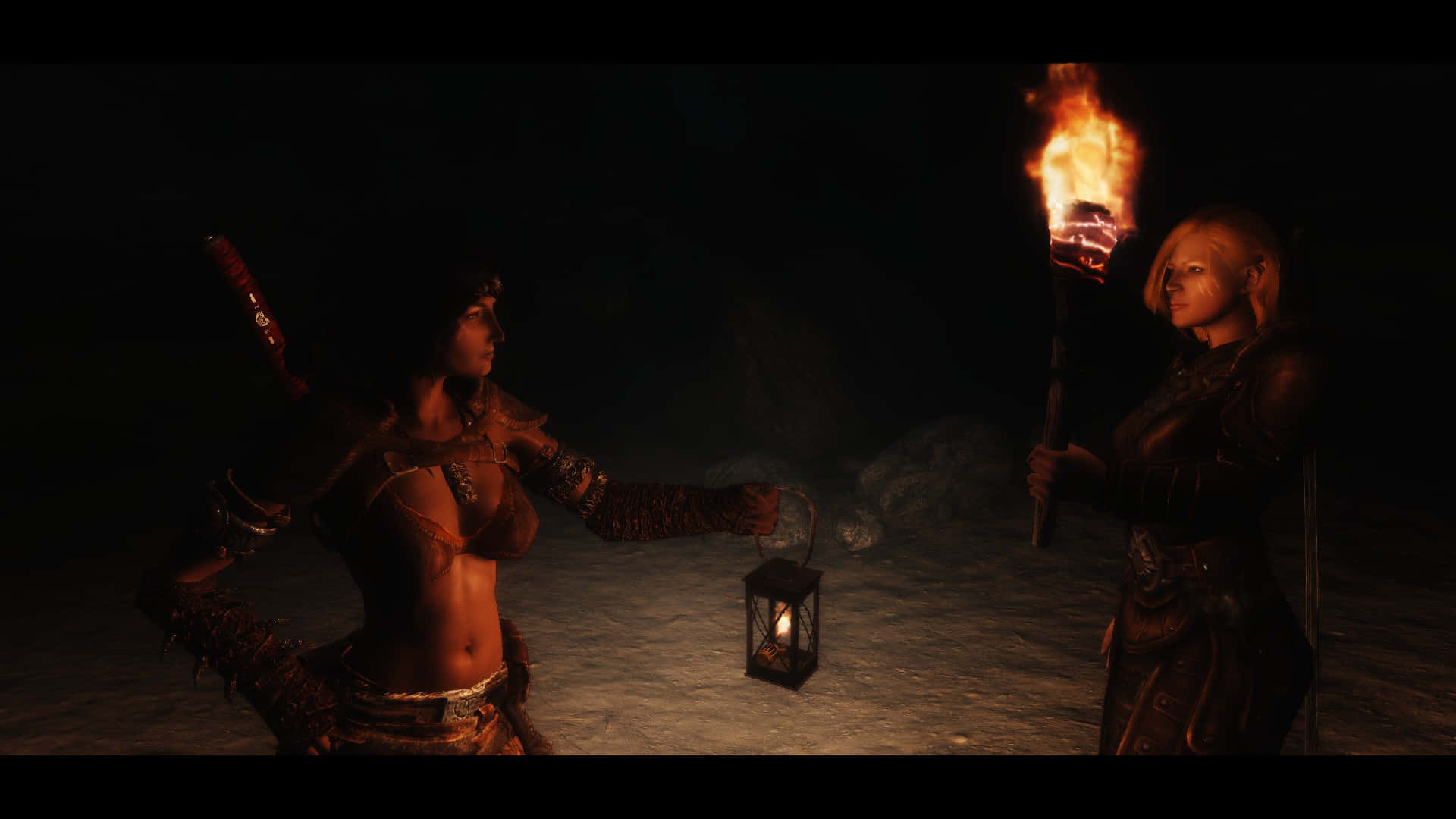 Skyrim Delphine 桌布 壁紙 — 兩個身穿盔甲的女人在黑暗的洞穴中，一個拿著火炬，另一個伸出燈籠，溫暖的光線照在她們的臉上。