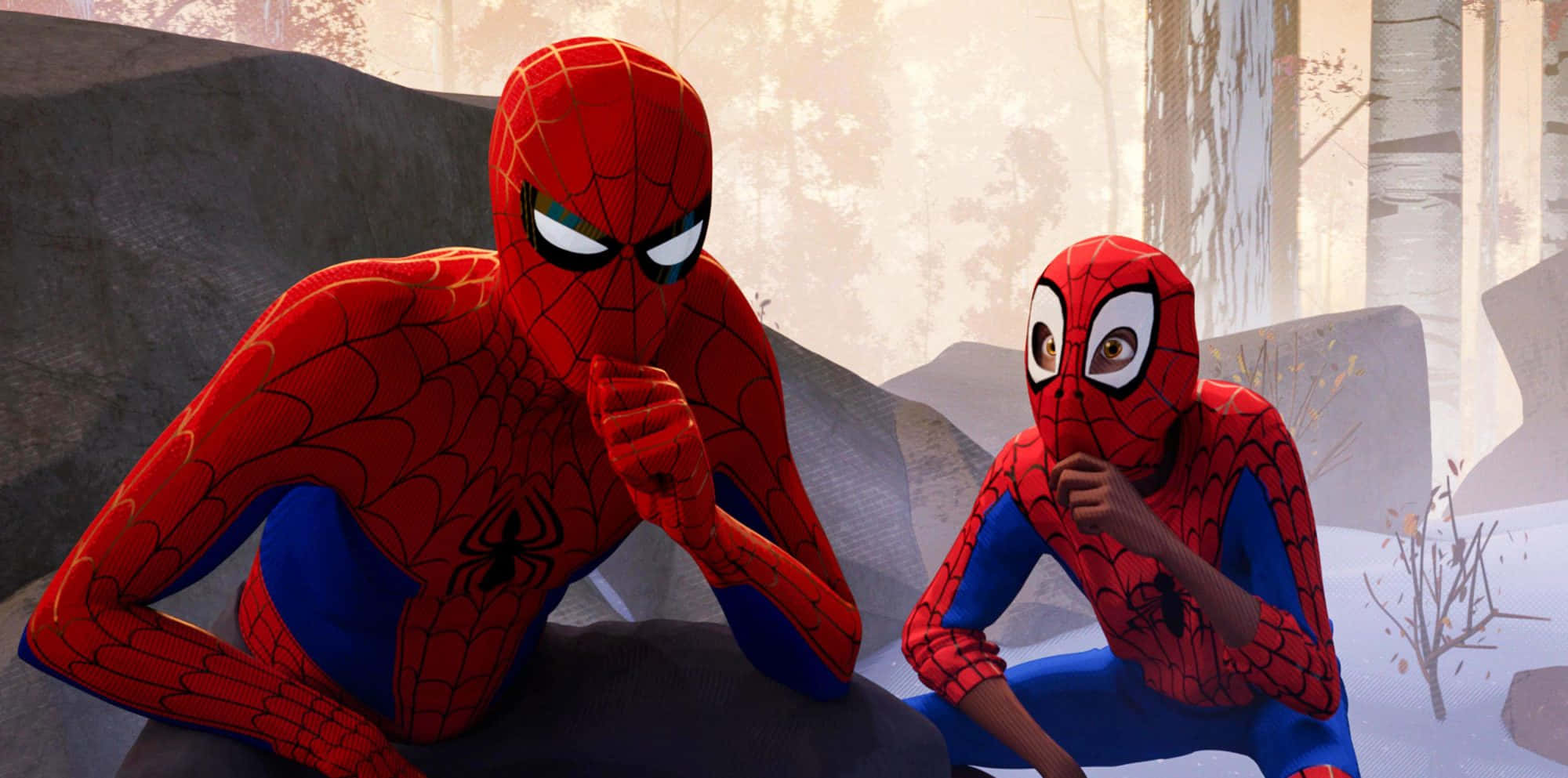 Spiderman Pfp 桌布 壁紙 — 兩個身穿紅色和藍色套裝的蜘蛛人角色在冬日森林場景中若有所思地坐在積雪的石頭上。