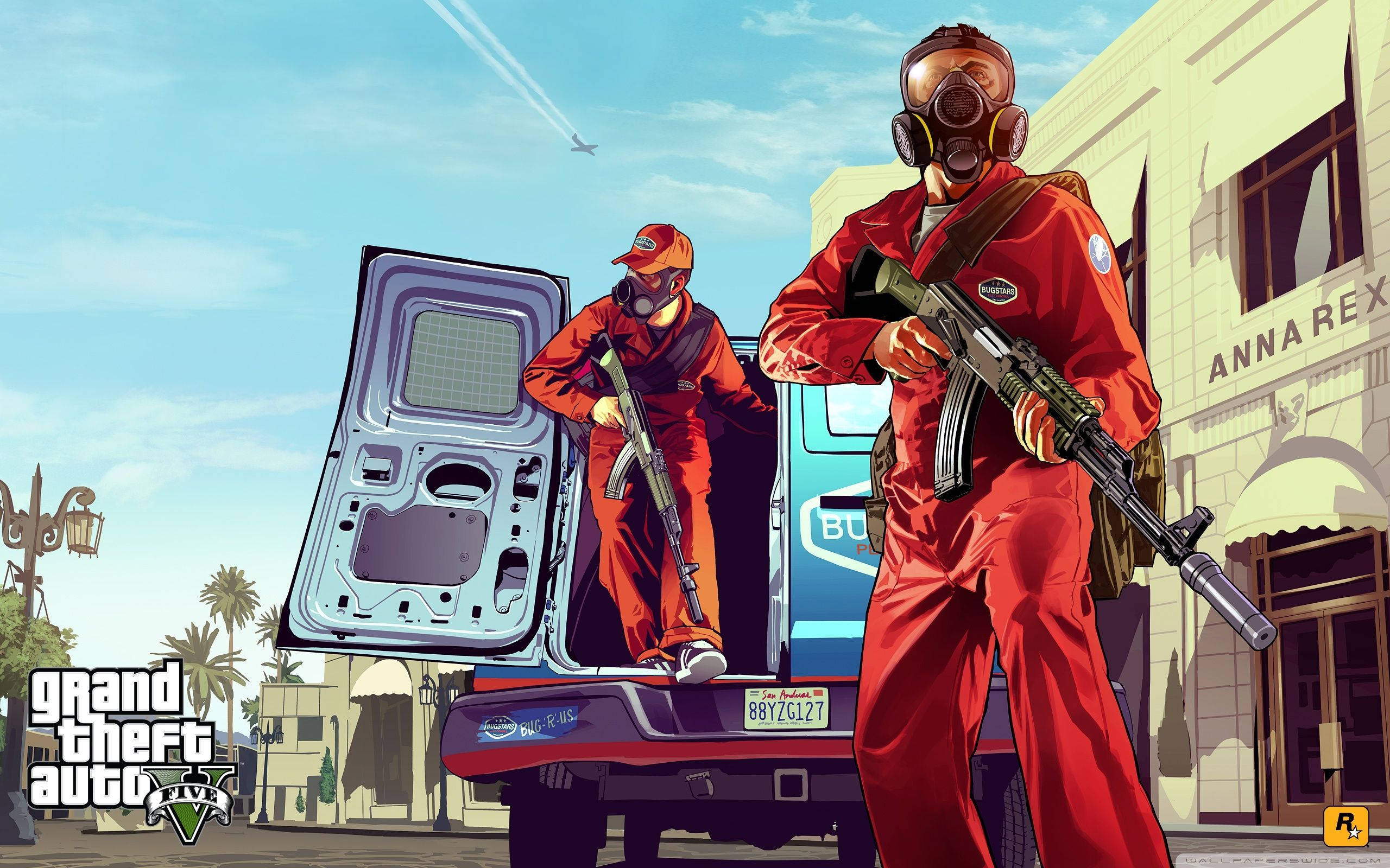 1080p gta 5 桌布 壁紙 — 兩個身穿紅色連身衣和防毒面具的武裝人物站在一輛藍色卡車旁邊，場景是陽光明媚的城市街道。