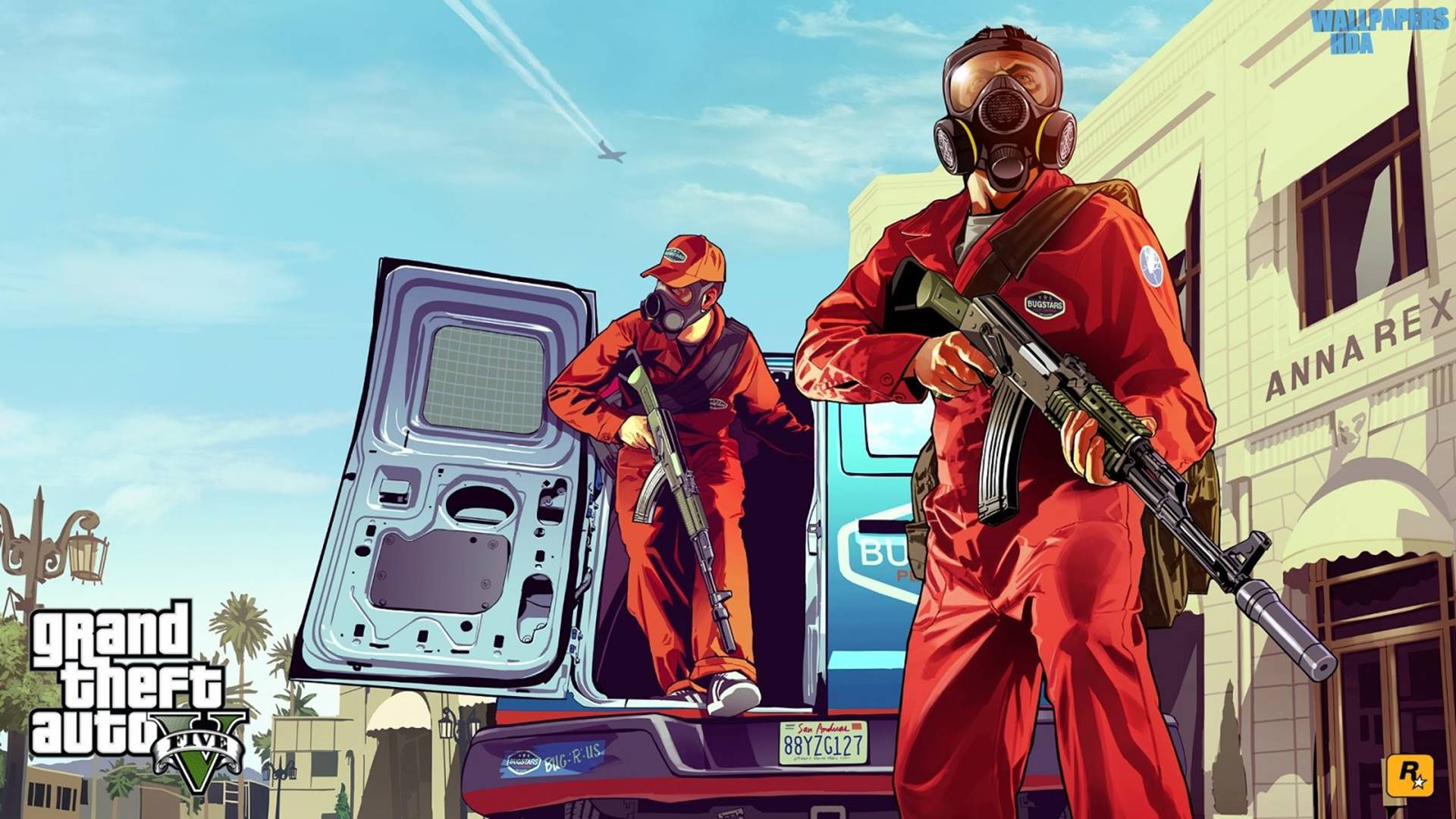 Gta 桌布 壁紙 — 兩個身穿紅色連身衣的武裝角色站在一輛藍色貨車旁，背景是《俠盜獵車手V》中陽光明媚的城市街道場景。