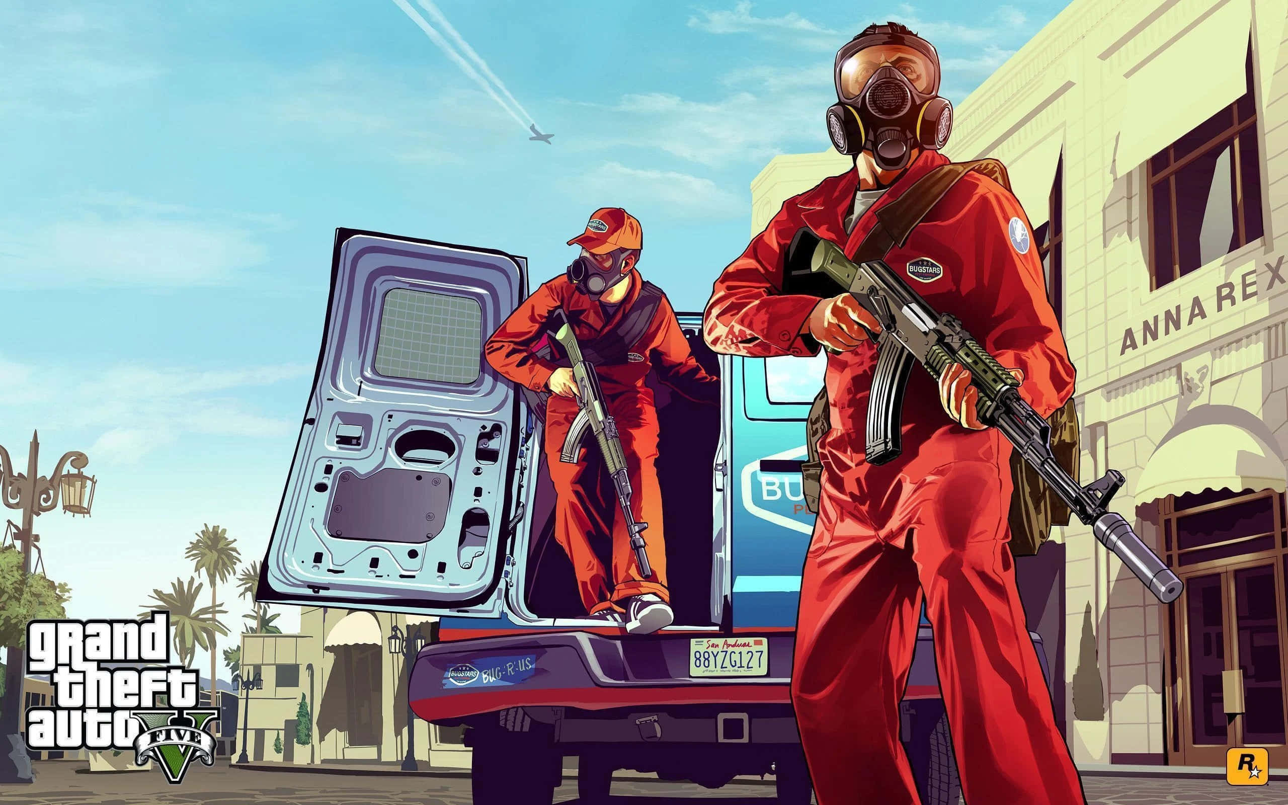Grand Theft Auto V 桌布 壁紙 — 兩個身穿紅色防護衣的武裝人物站在一輛藍色貨車旁，位於陽光明媚的城市街道上，有棕櫚樹和標有Anna Rex的建築物。