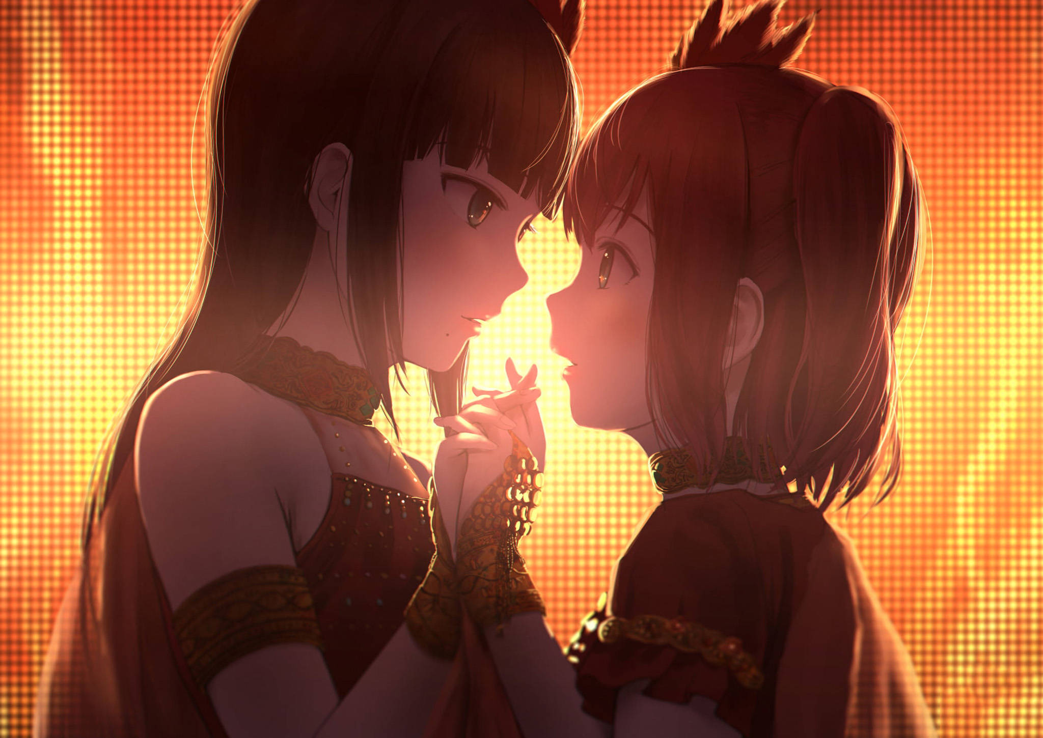 動漫女同性戀 桌布 壁紙 — 兩個身穿華麗紅色服裝的動漫女孩，在發光的橙色像素背景中溫柔地凝視著對方。