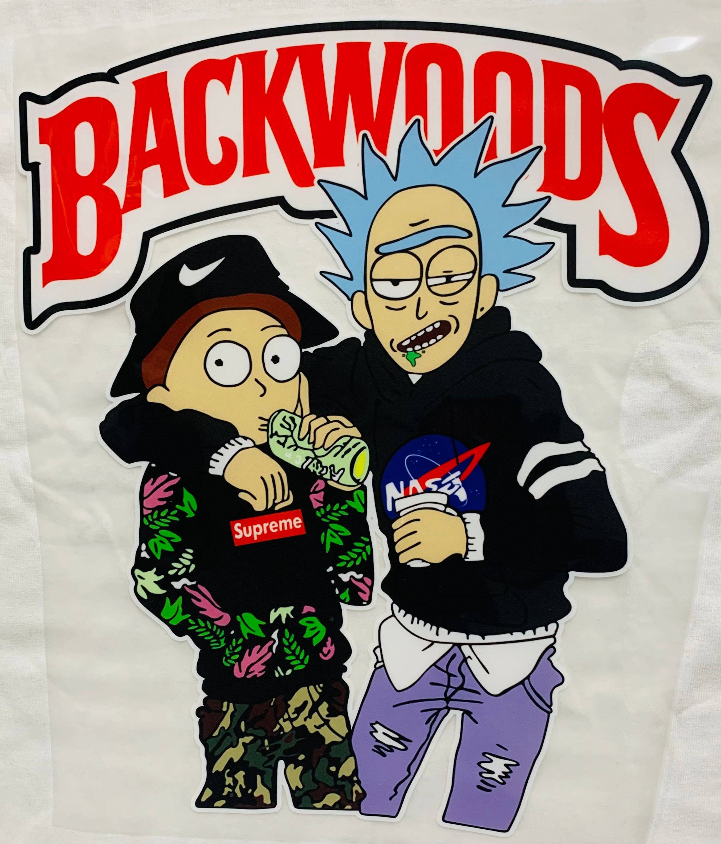 瑞克和莫蒂 桌布 壁紙 — 兩個身穿街頭服飾的卡通人物，在白色T恤上擺出帶有「BACKWOODS」標誌的姿勢。