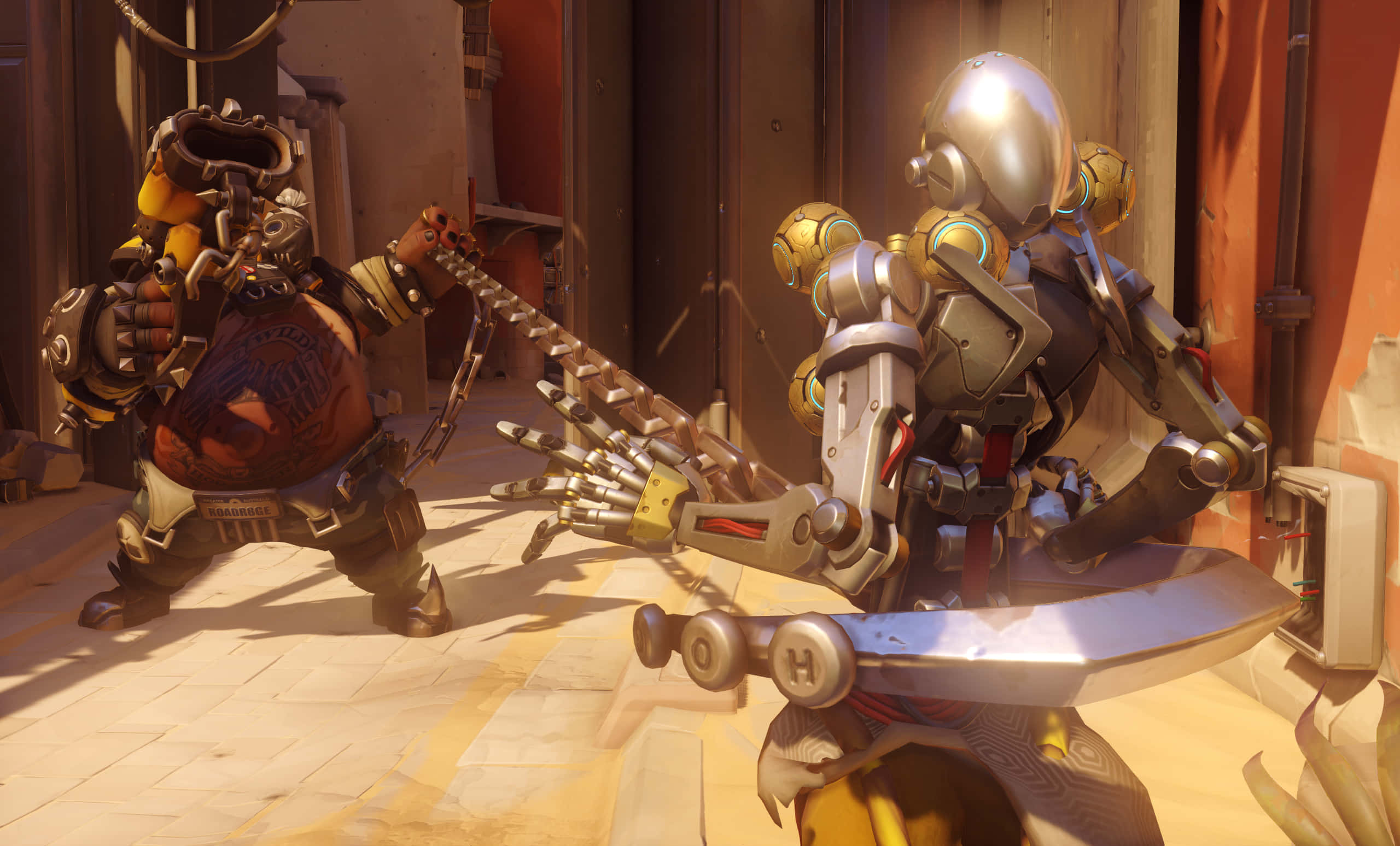 Overwatch Roadhog 桌布 壁紙 — 兩個身穿裝甲的《鬥陣特攻》角色在陽光明媚的工業小巷中，使用金屬武器和粗糙質感互相碰撞。