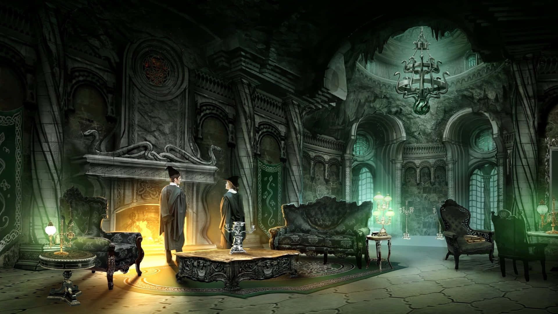 Slytherin Common Room 桌布 壁紙 — 兩個身穿長袍的人物站在一個宏偉的哥德式房間中，房間有石拱門、發光的綠色窗戶，以及溫暖的壁爐照亮華麗的家具。