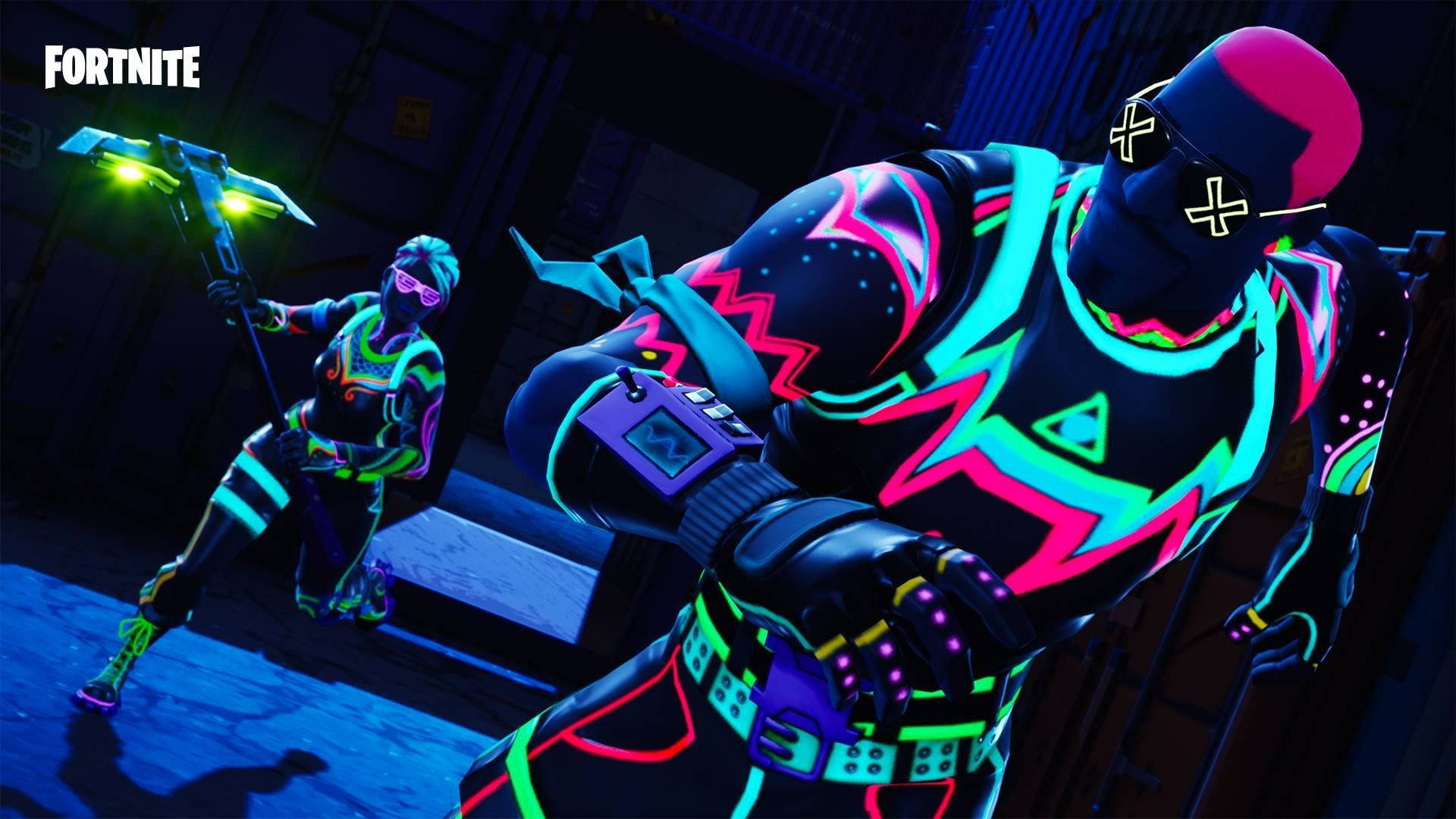 Fortnite iPad 桌布 壁紙 — 兩個身穿霓虹發光服裝的Fortnite角色在昏暗的倉庫中準備就緒，帶有鮮豔的粉紅色和青色點綴。