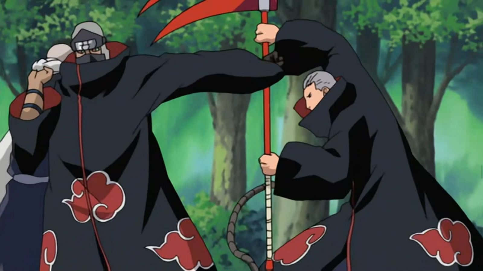 Akatsuki Kakuzu 桌布 壁紙 — 兩個身穿黑色曉組織長袍的蒙面忍者在森林中交鋒，一個揮舞紅色鐮刀，另一個手持苦無。