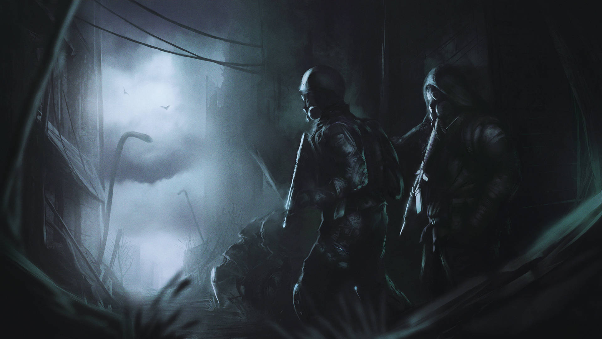 Metro 2033 桌布 壁紙 — 兩個身穿黑色裝備的武裝人物在陰沉天空下，悄悄穿過霧氣瀰漫的廢棄城市小巷。