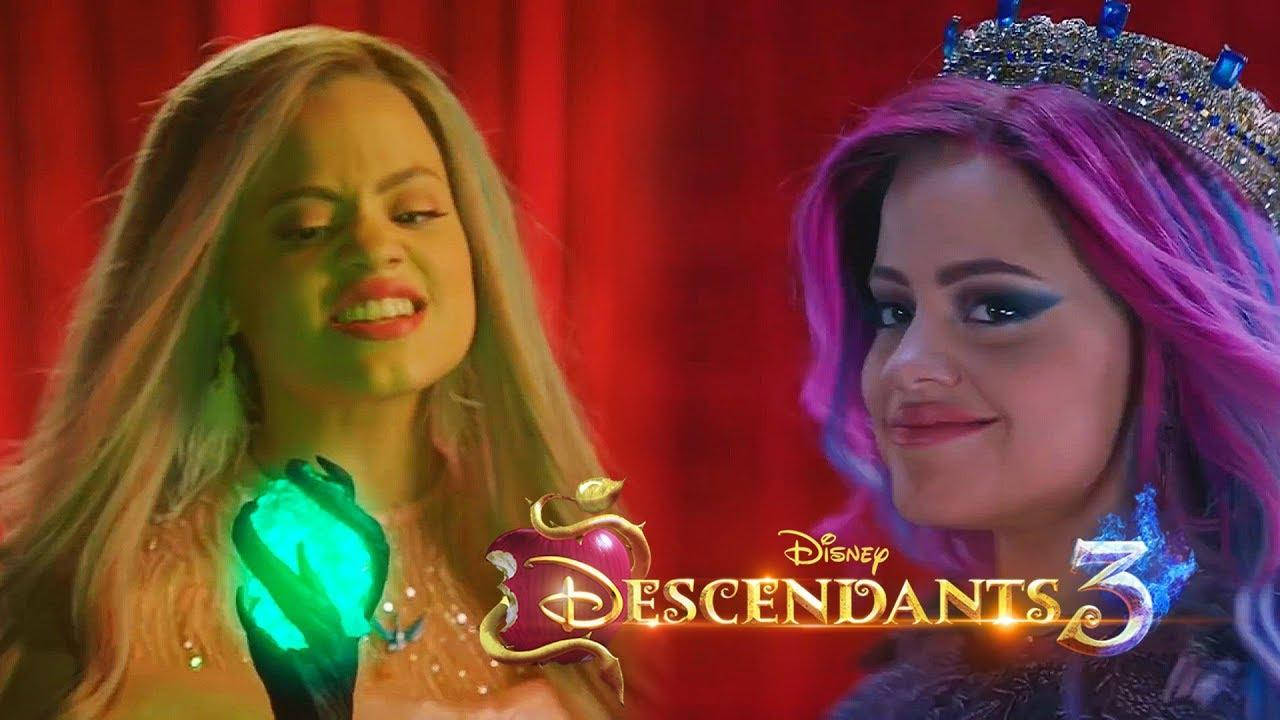 Descendants 桌布 壁紙 — 兩個迪士尼《星光繼承者3》角色，手持發光魔法物品，背景為紅色帷幕。