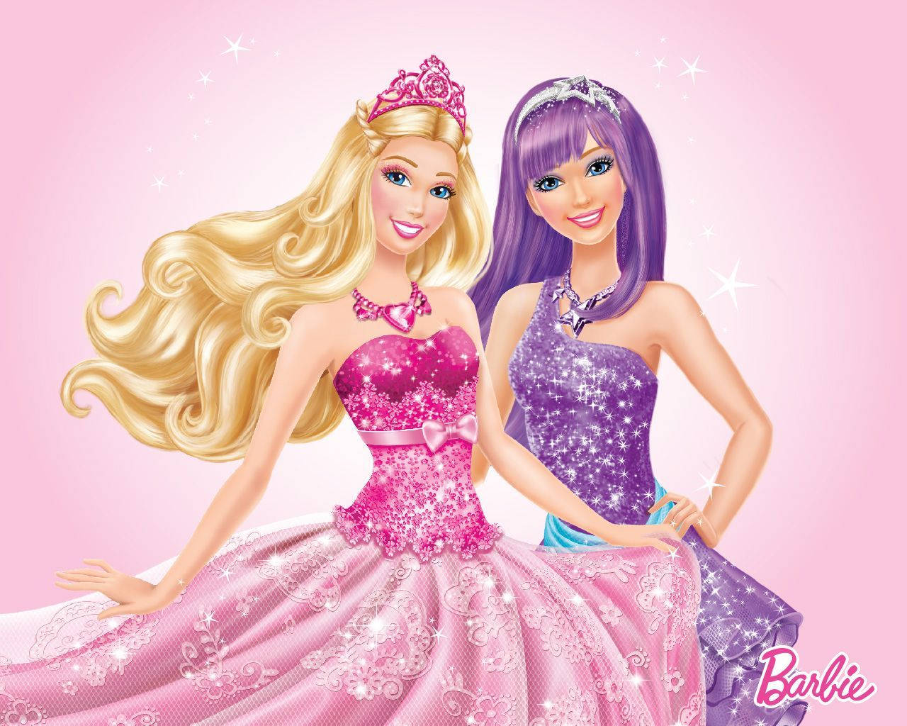 Princess 桌布 壁紙 — 兩個迷人的芭比娃娃穿著閃閃發光的粉紅色和紫色舞會禮服，在柔和的粉紅色星空背景下擺姿勢。